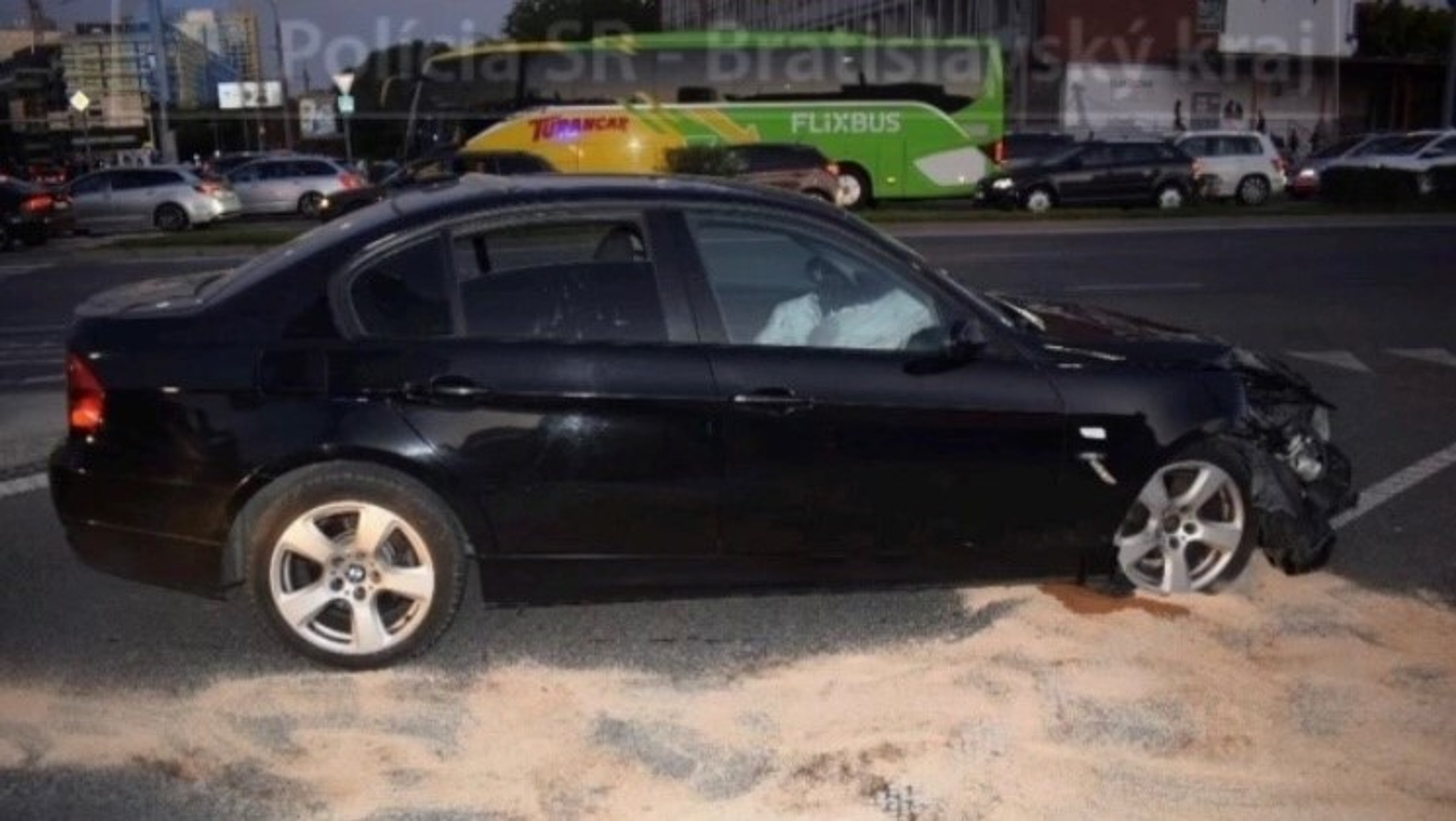 Vodič pod vplyvom alkoholu vrazil do chodkyne na chodníku