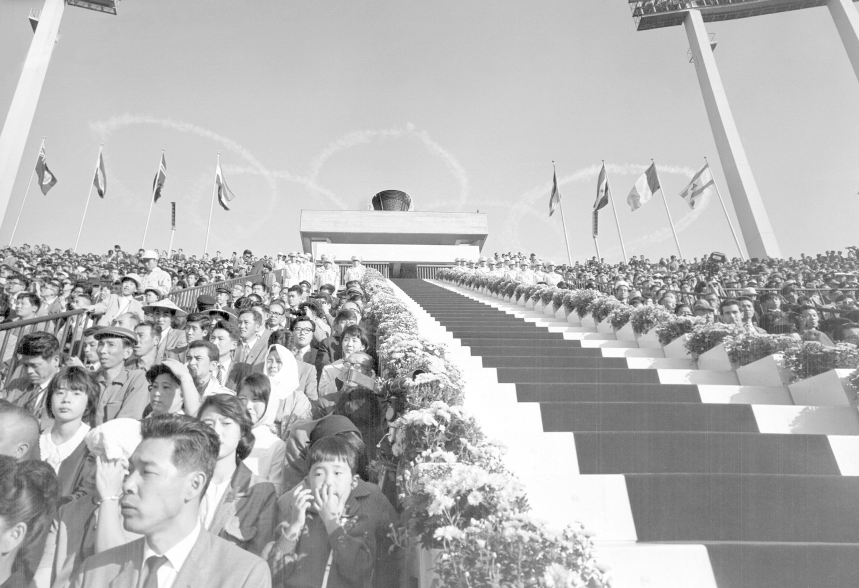 Archívna snímka z roku 1968 z otváracieho ceremoniálu LOH v Tokiu.