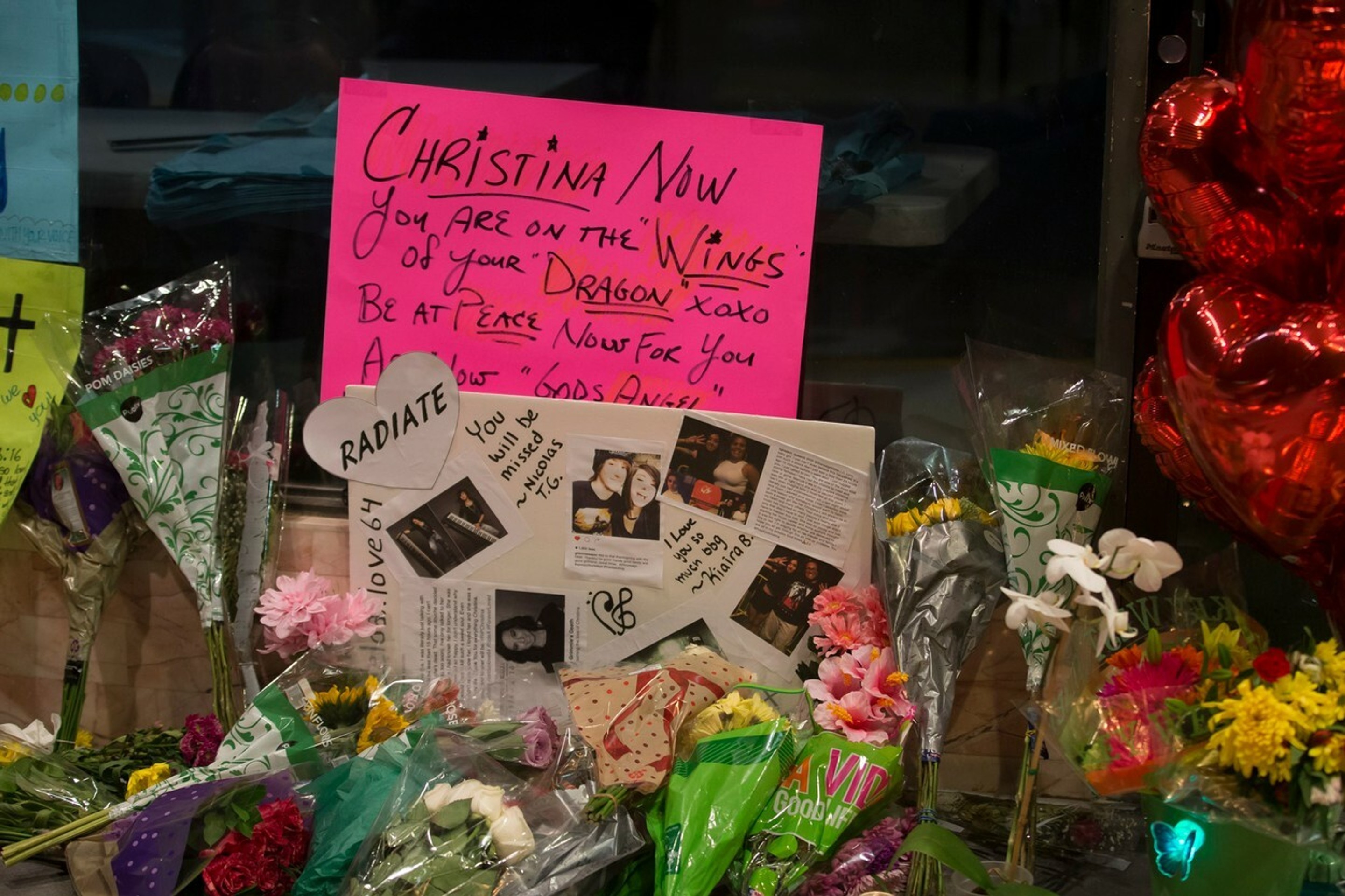 Ľudia smútia a ukladajú sviečky na mieste, kde zabili Christinu Grimmie.