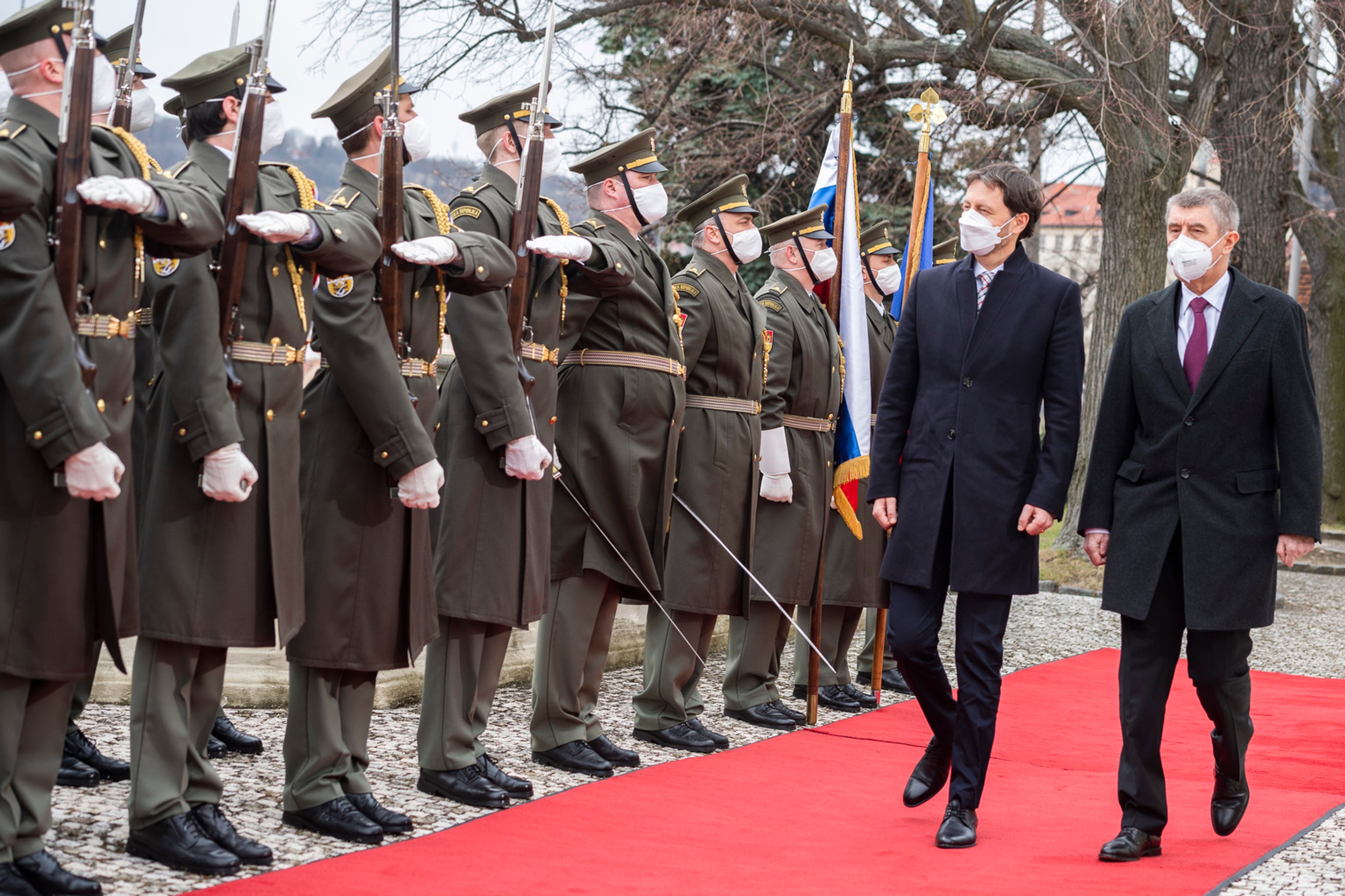 Na snímke slovenský premiér Eduard Heger (druhý sprava) a český premiér Andrej Babiš počas stretnutia v Prahe.