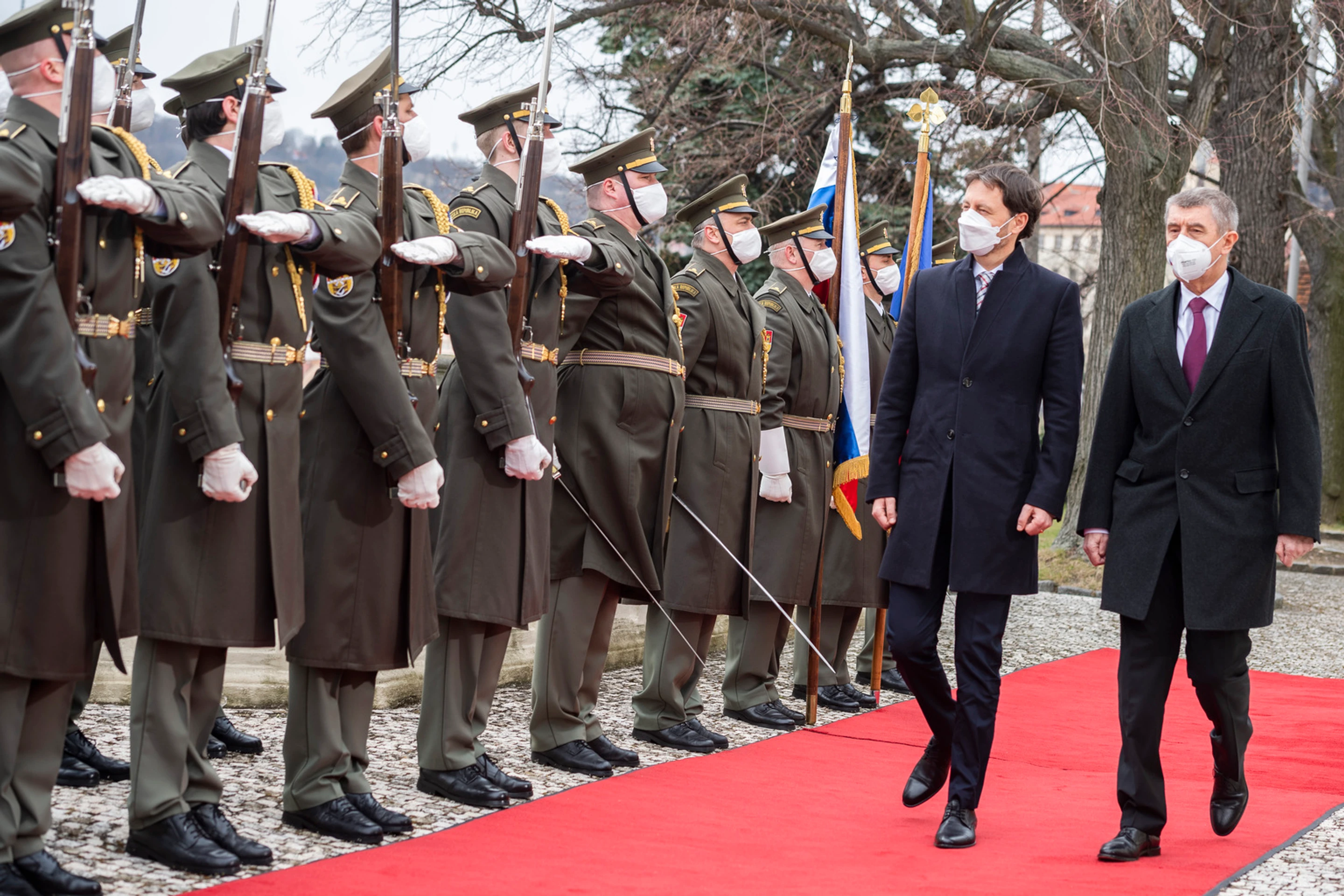 Na snímke slovenský premiér Eduard Heger (druhý sprava) a český premiér Andrej Babiš počas stretnutia v Prahe.