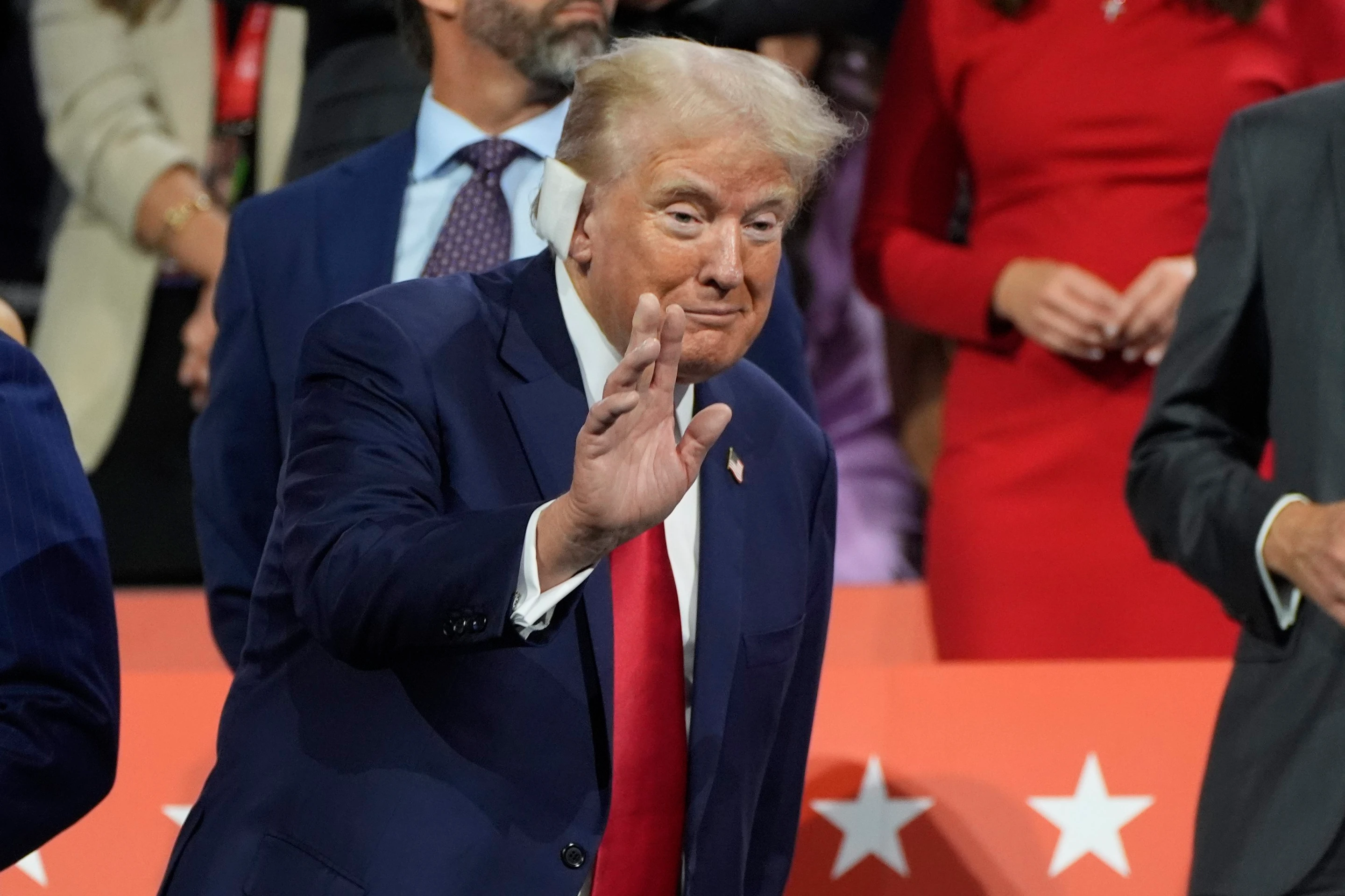 Donald Trump prišiel na zjazd republikánov s obviazaným uchom.