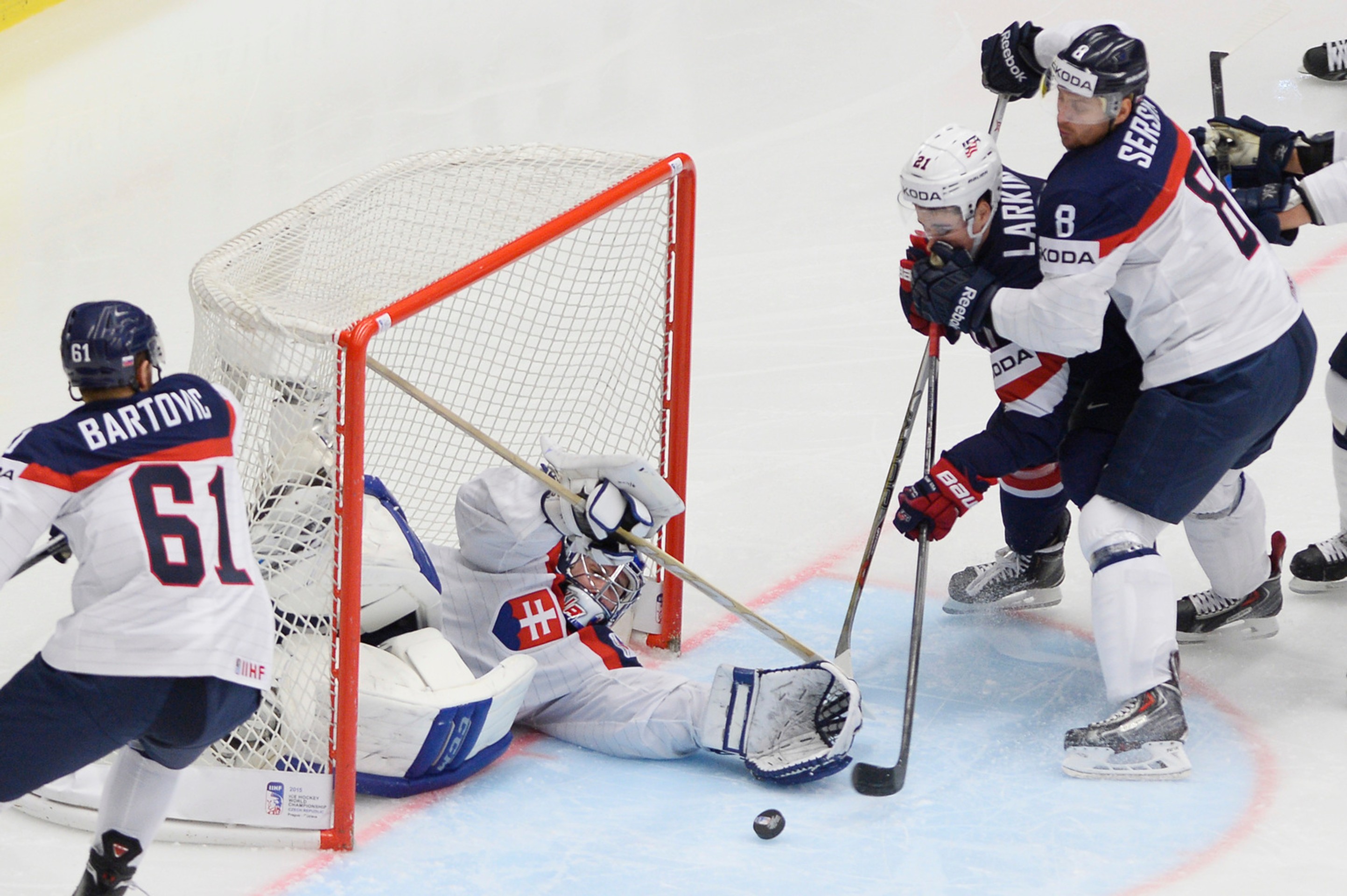 Zľava Milan Bartovič (Slovensko), brankár Ján Laco (Slovensko), Dylan Larkin (USA) a Michal Sersen (Slovensko) 
