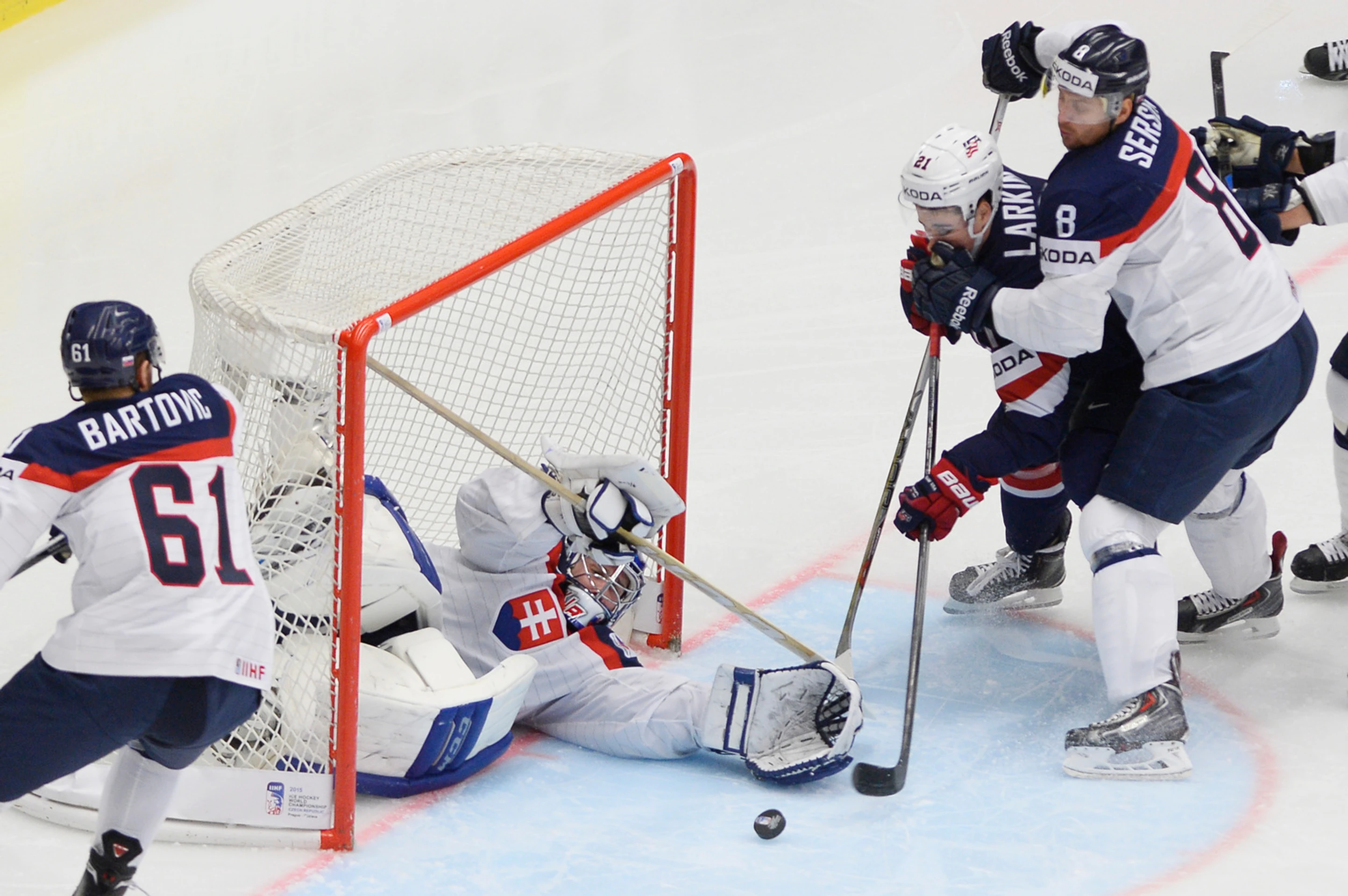 Zľava Milan Bartovič (Slovensko), brankár Ján Laco (Slovensko), Dylan Larkin (USA) a Michal Sersen (Slovensko) 