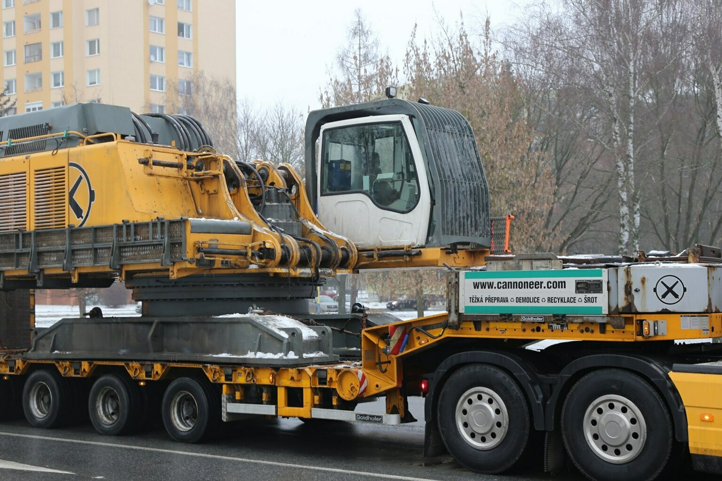 Časť demolačného stroja, ktorý zbúral bytovku v Prešove.