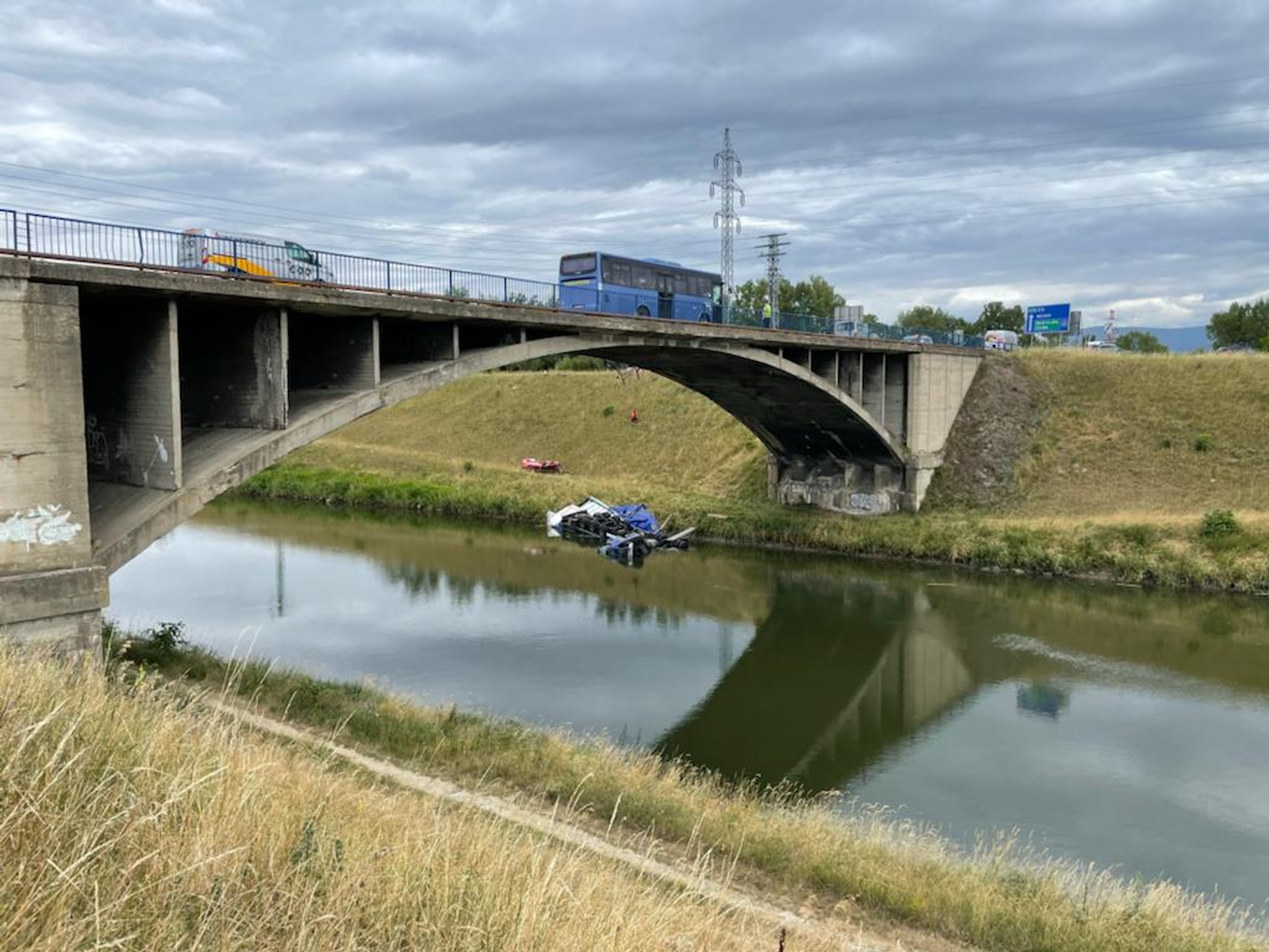 Kamión sa zrútil z mosta.
