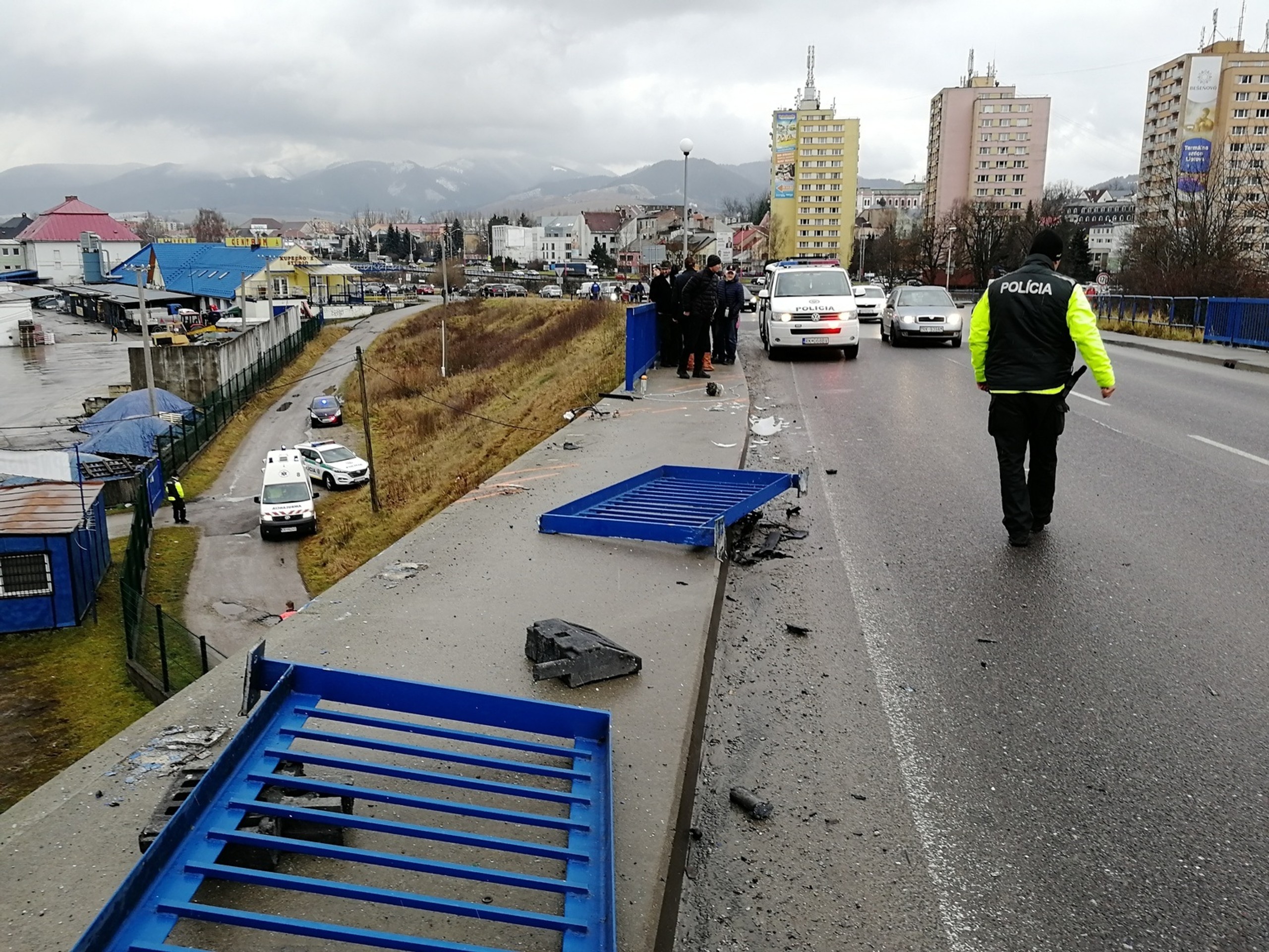 Auto spadlo z mosta.