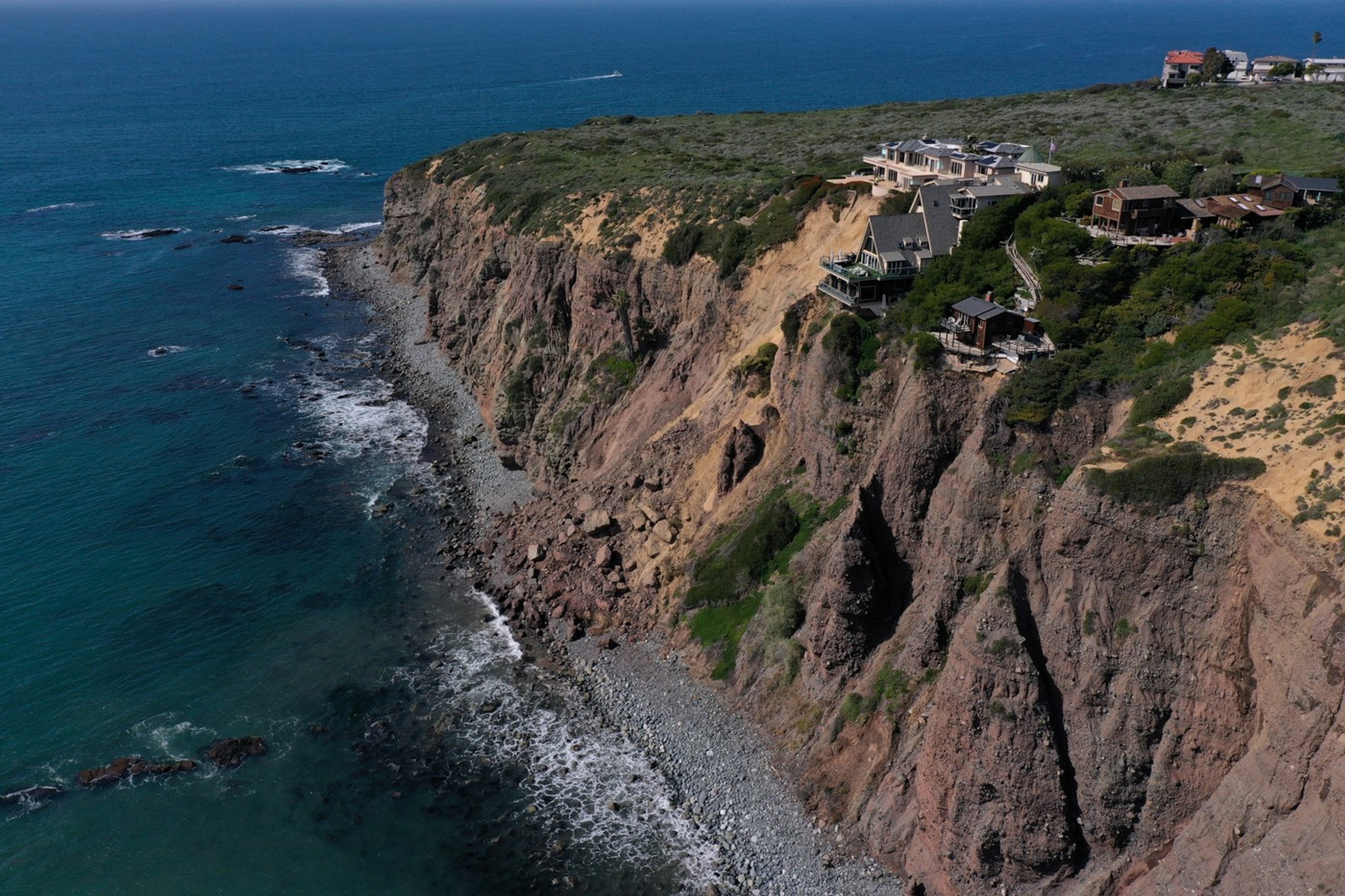 Zosuvmi ohrozené domy na útese v južnej Kalifornii.