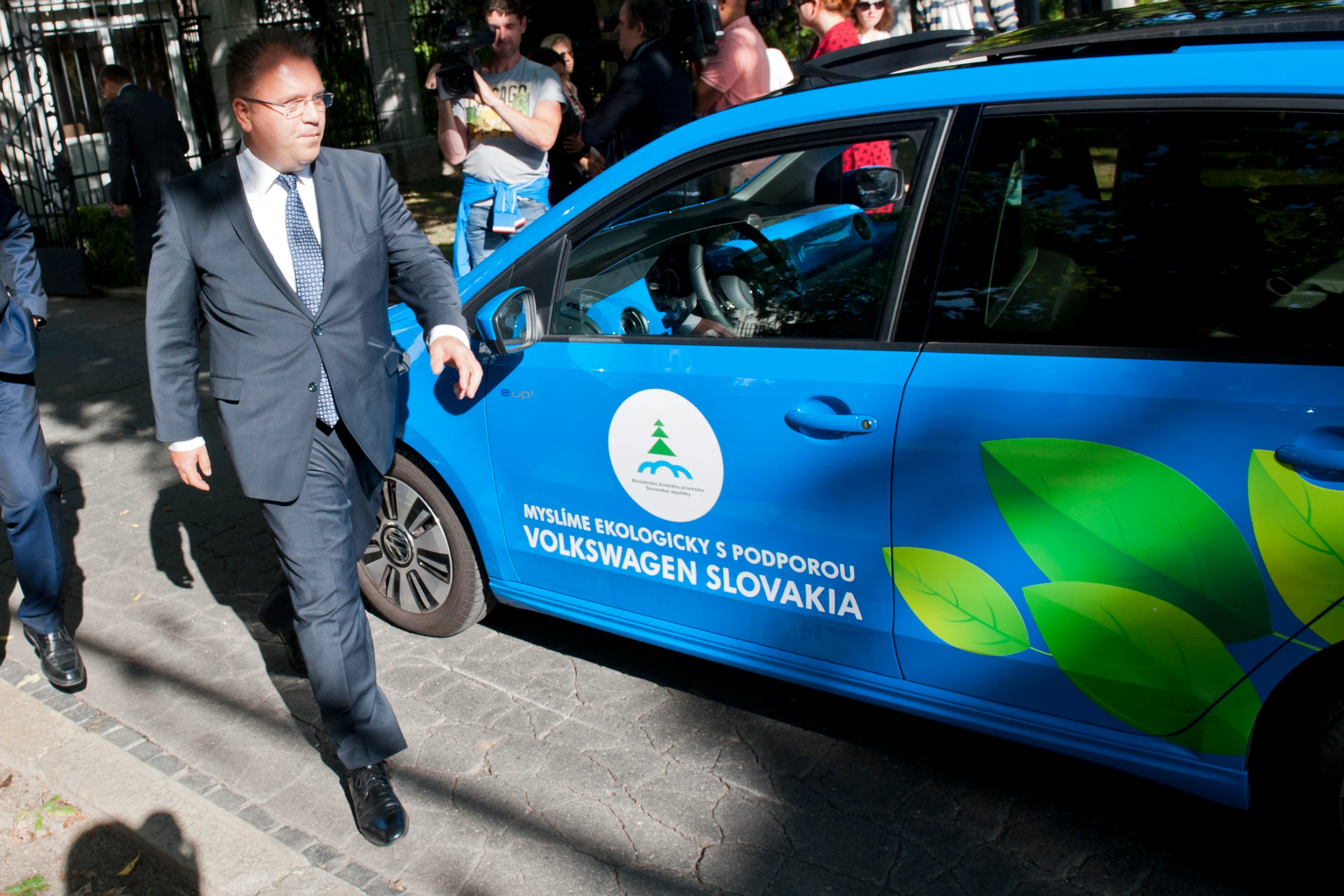 Štátny tajomník ministerstva životného prostredia Vojtech Ferencz prišiel na rokovanie vlády na elektromobile.