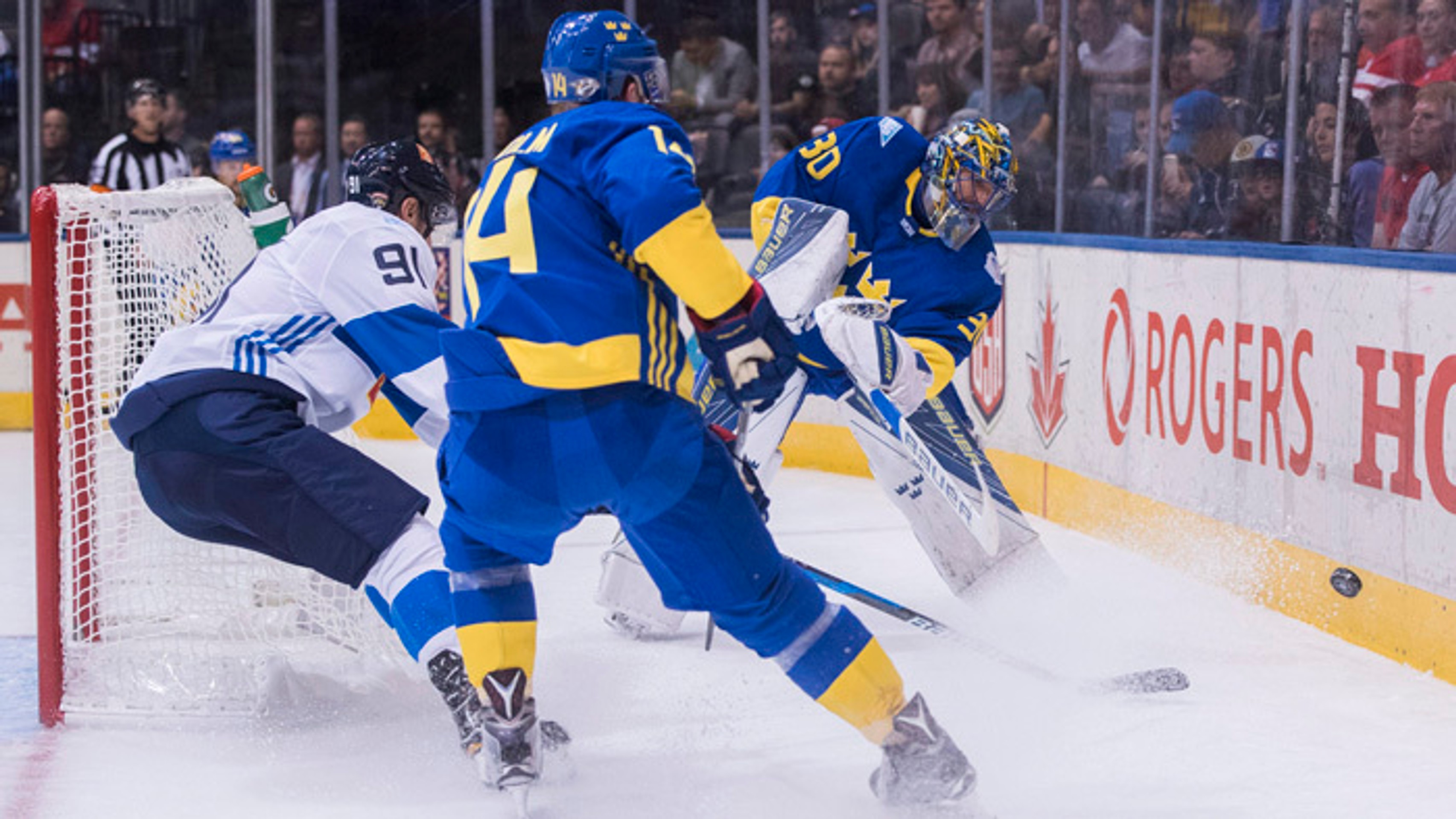 Švédsky brankár Henrik Lundqvist vyráža puk za bránu v zápase proti Fínsku na SP v Toronte.