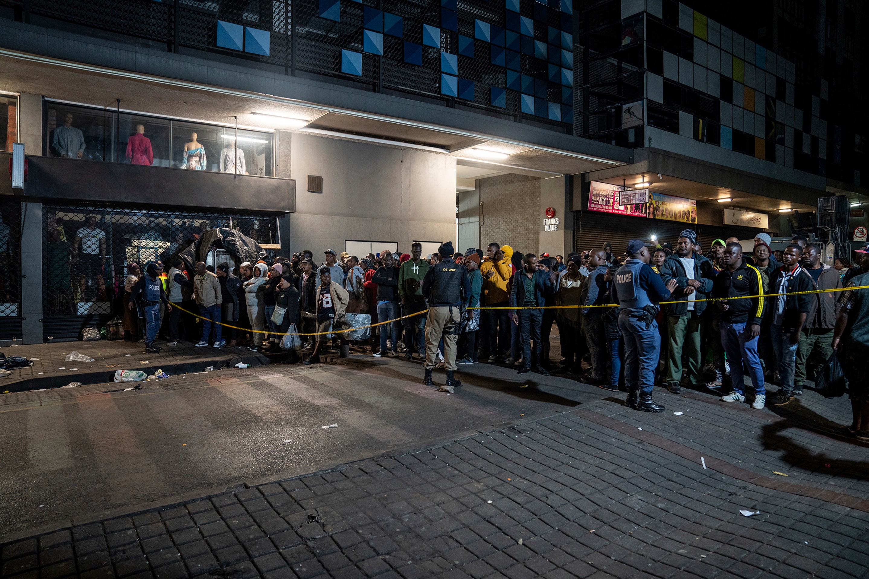 Ľudia sa zhromaždili po výbuchu plynu v centre Johannesburgu