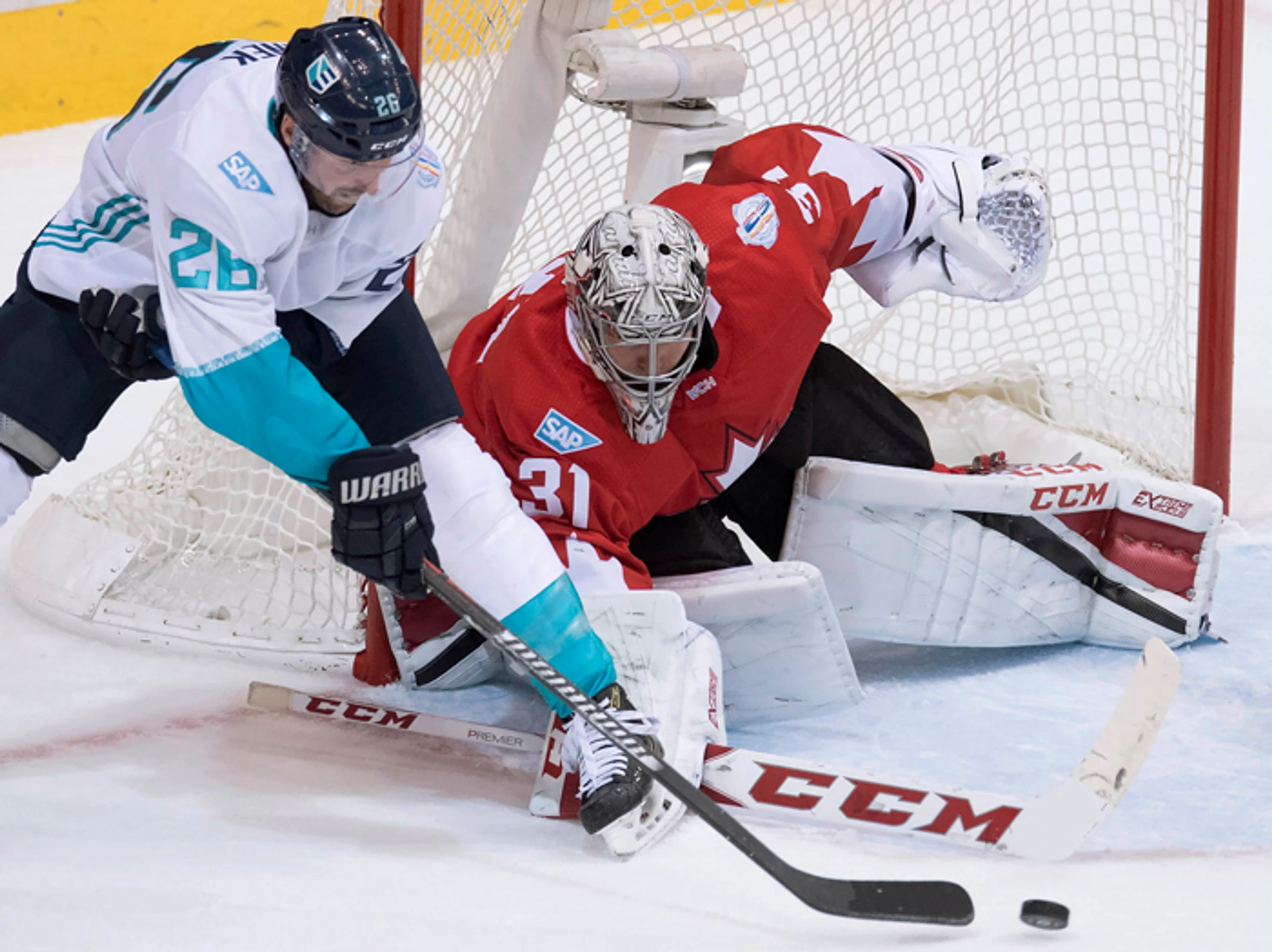 Thomas Vanek (Tím Európy) sa snaží prekonať kanadského brankára Carey Pricea.