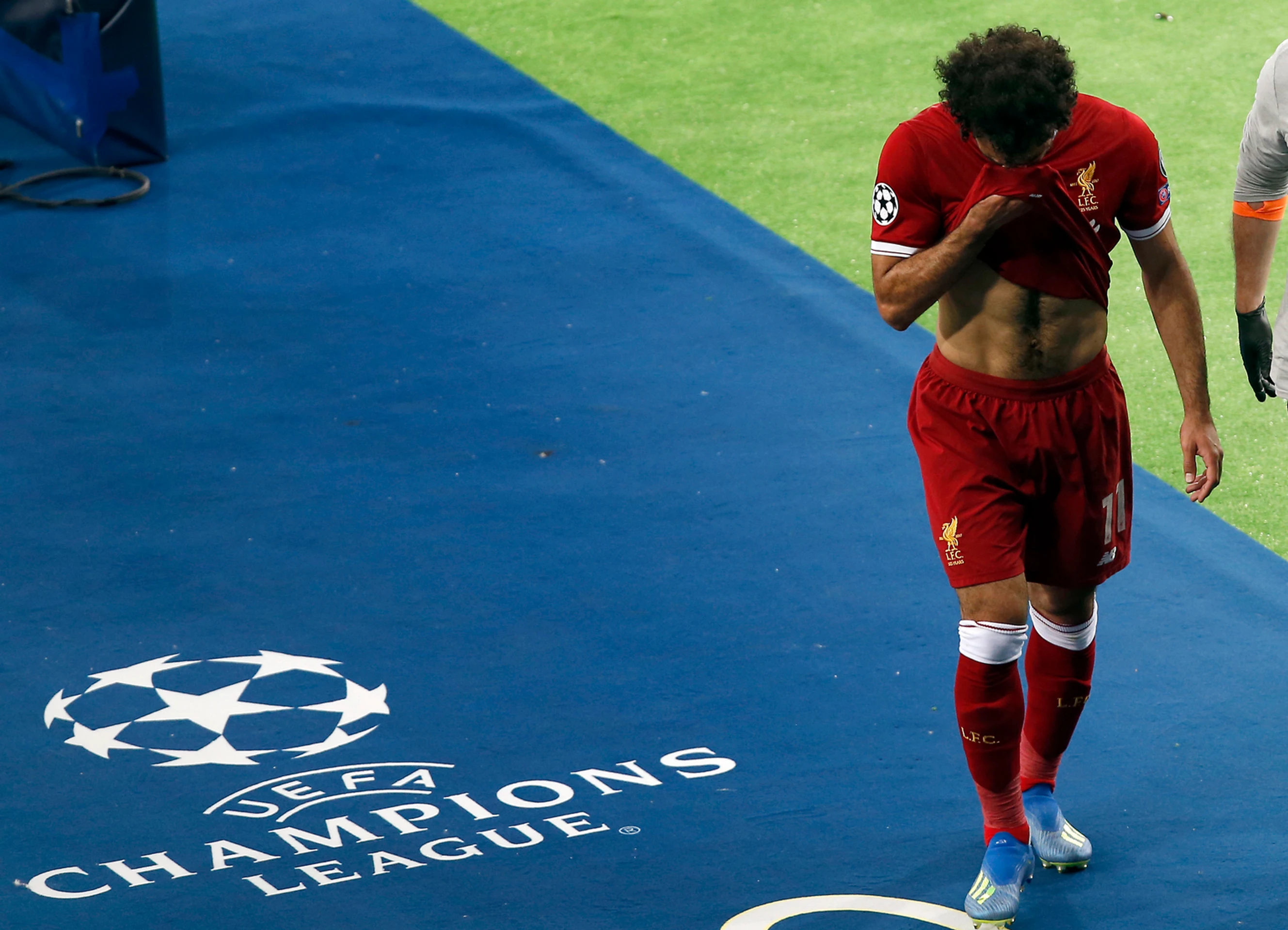 Mohamed Salah nedokázal pokračovať v hre a po 31 minútach išiel do kabíny.