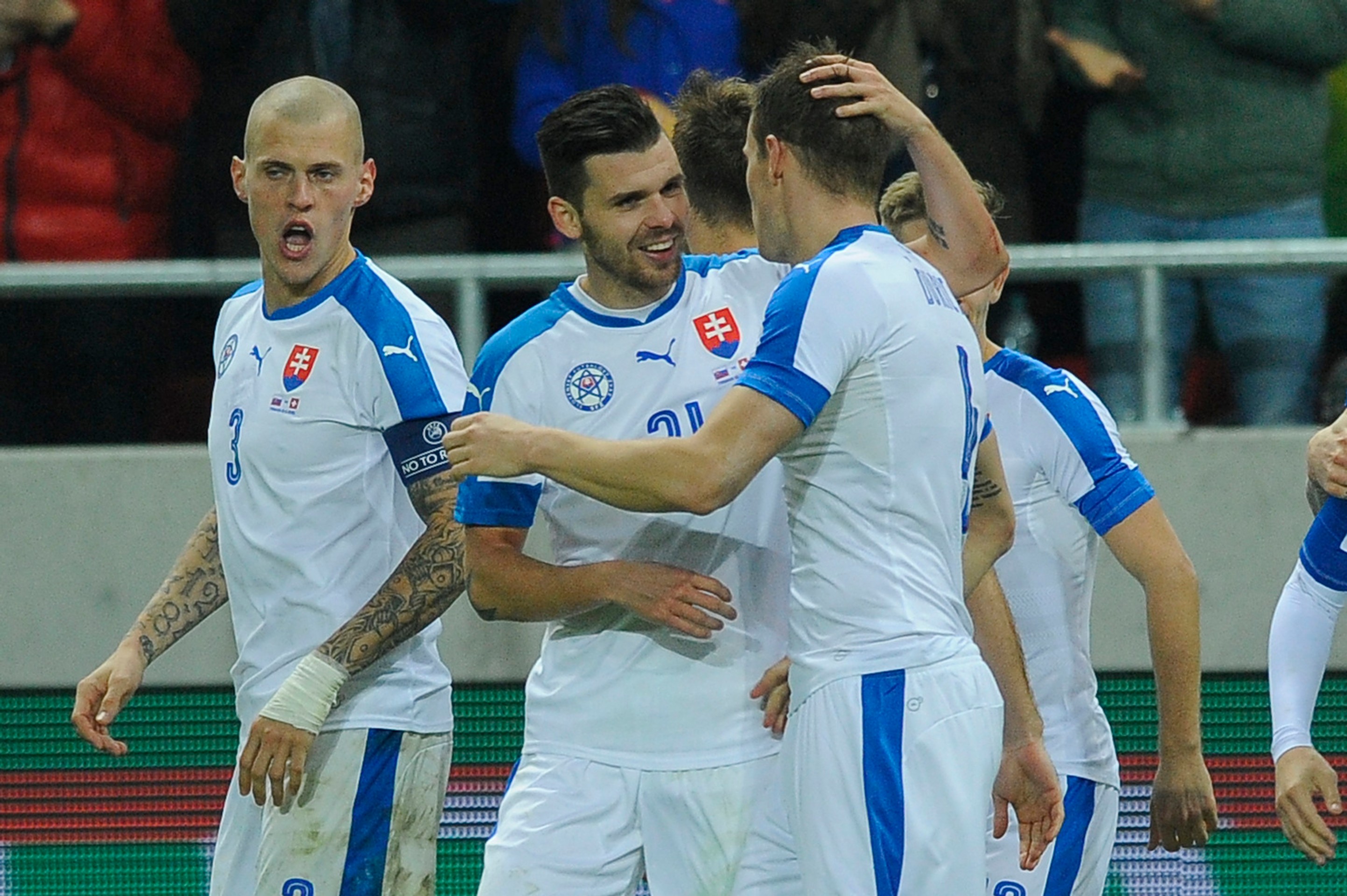 Martin Škrtel a Michal Ďuriš sa tešia po góle v priateľskom futbalovom zápase Slovensko - Švajčiarsko. 