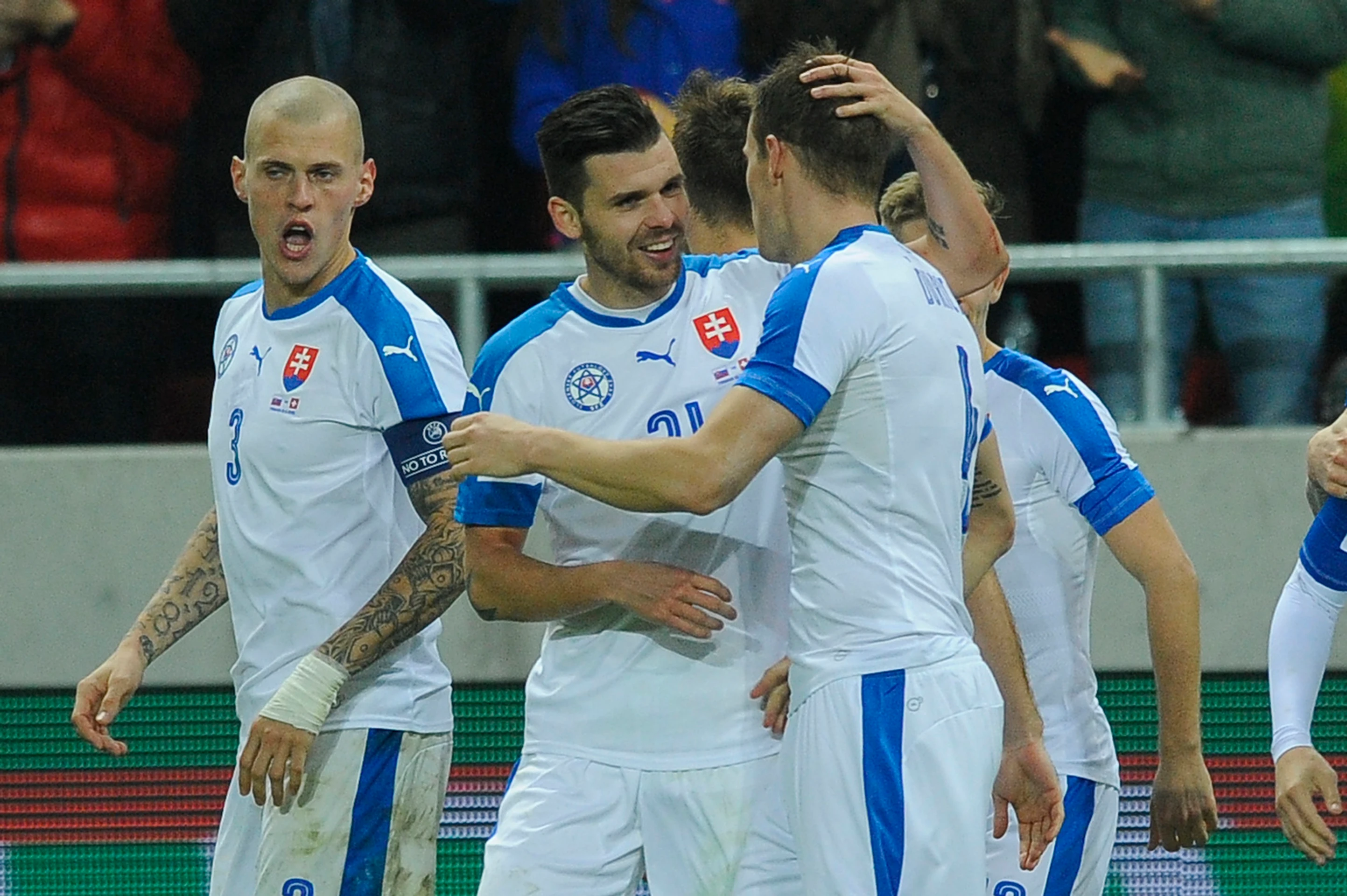 Martin Škrtel a Michal Ďuriš sa tešia po góle v priateľskom futbalovom zápase Slovensko - Švajčiarsko. 