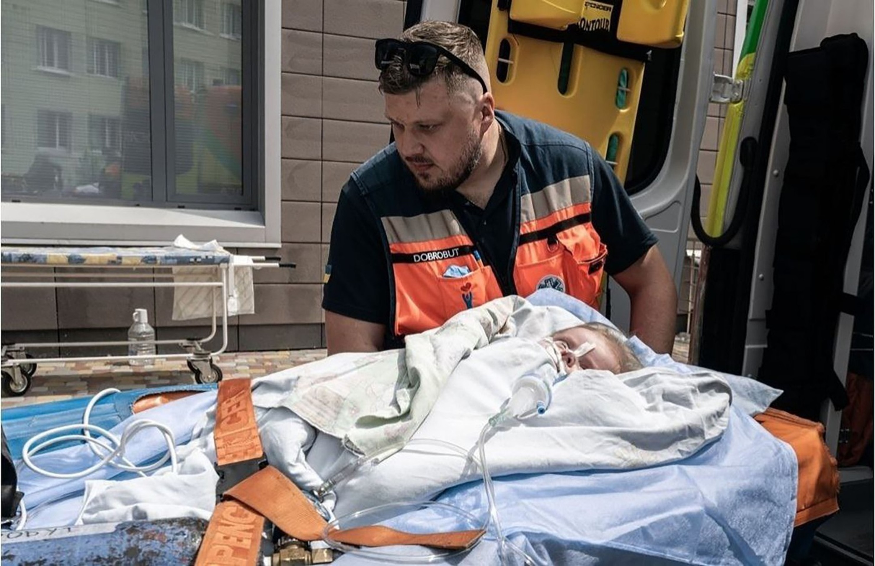 Zranené dieťa v opatere zdravotníka