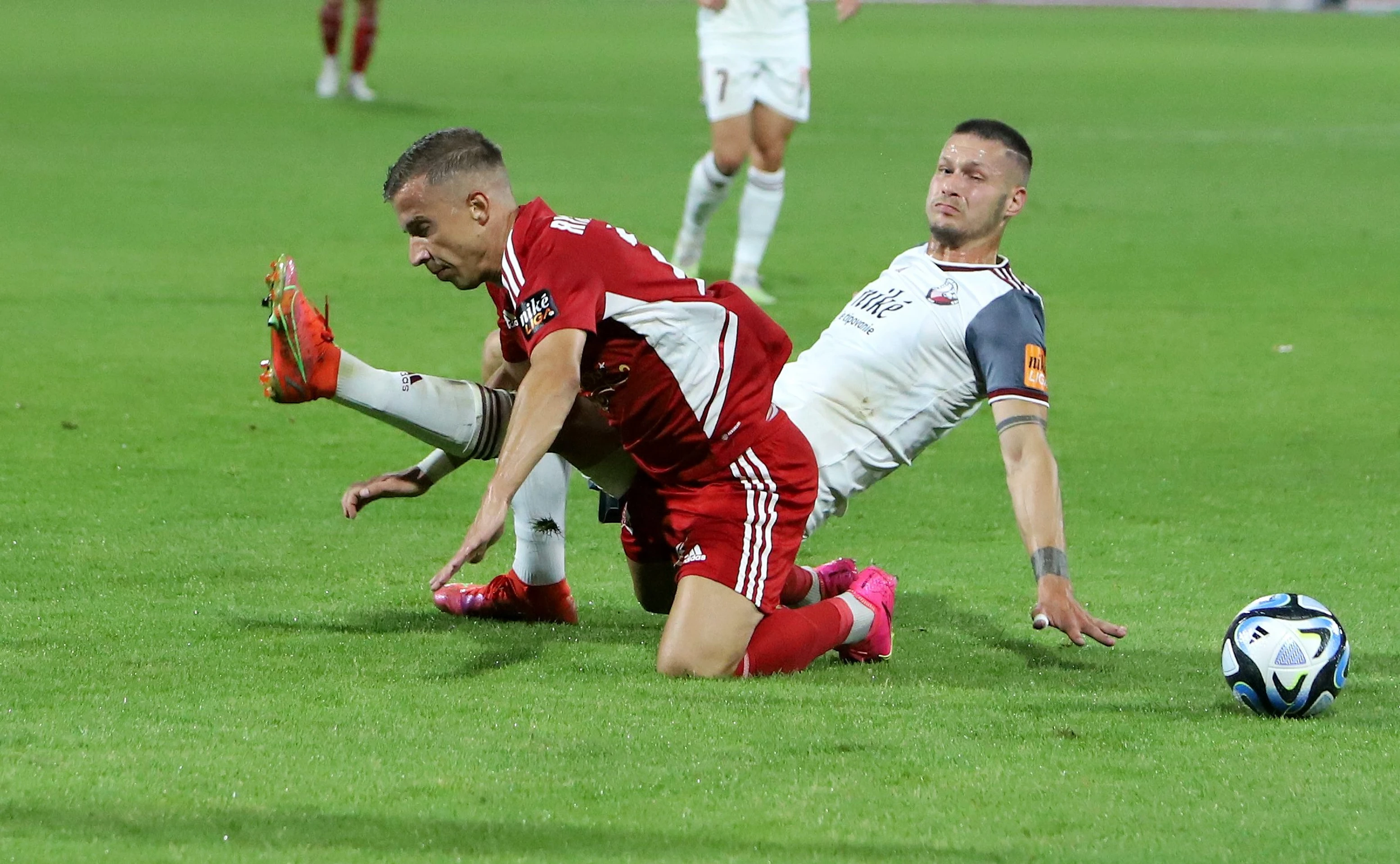 Na snímke zľava Martin Rymanenko (Banská Bystrica) a  René Paraj (Podbrezová) .