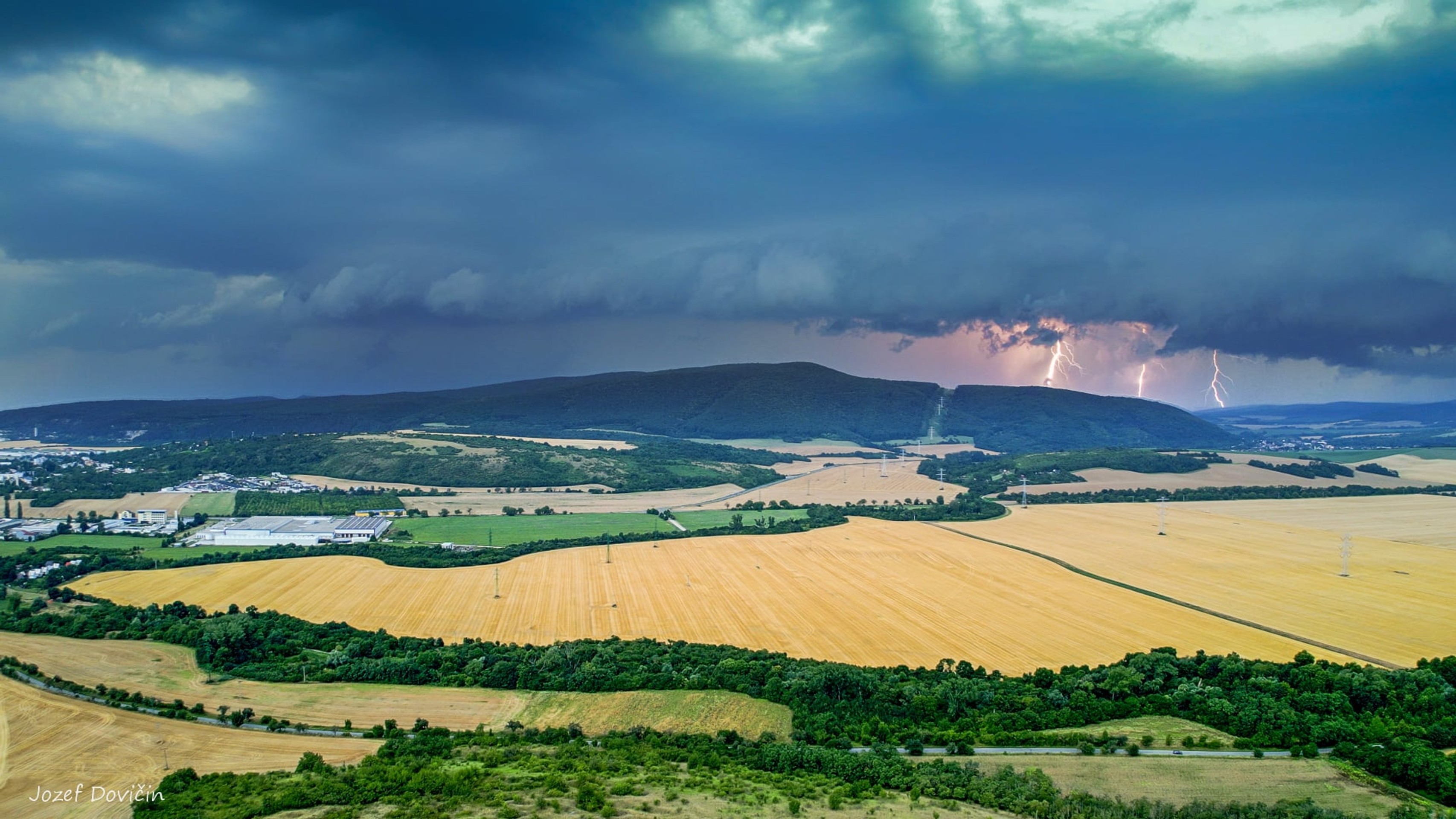 Búrkový mrak s bleskami nad Dolným Srním.