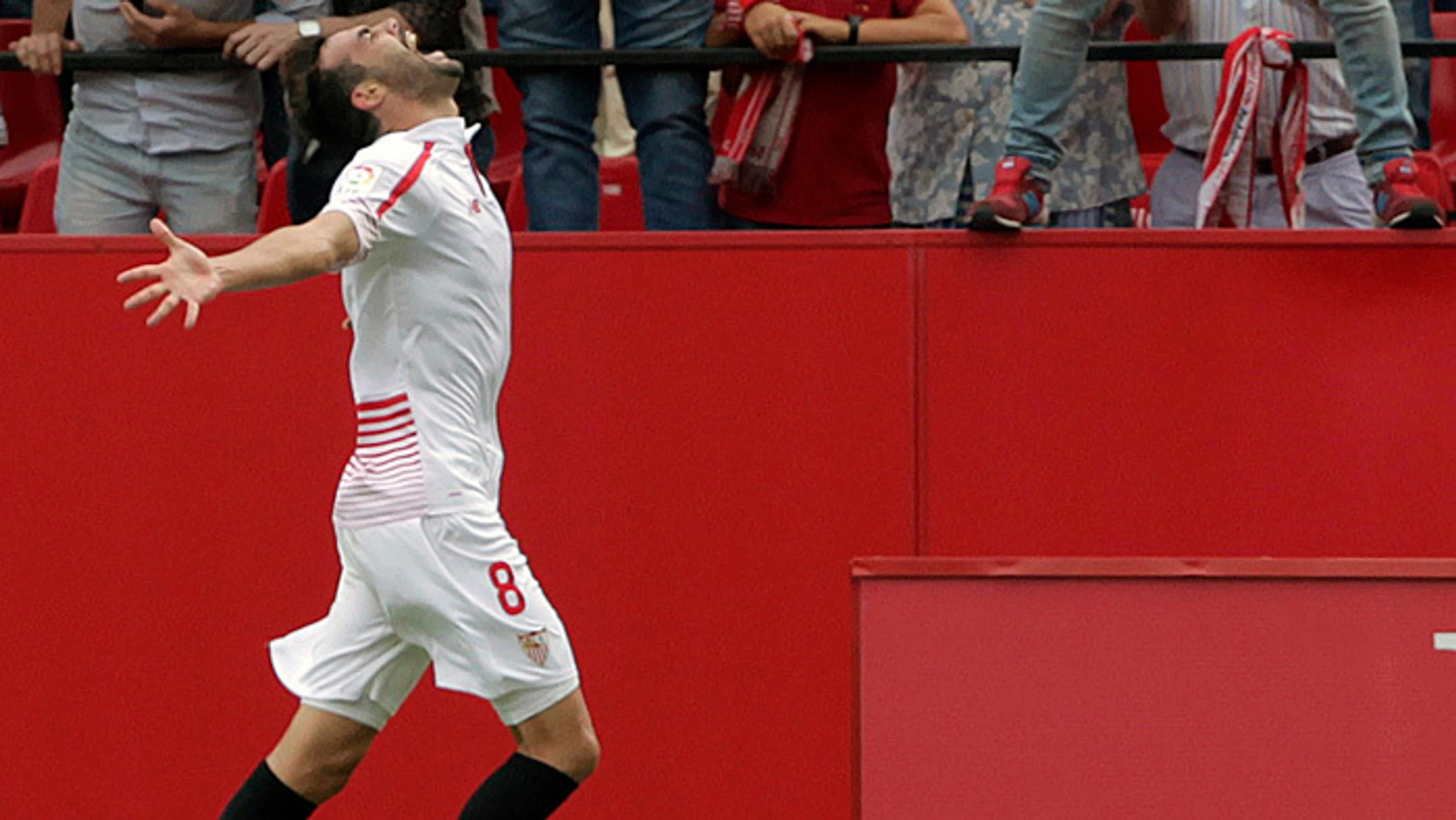 Hráč FC Sevilla Vicente Iborra sa teší po strelení víťazného gólu FC Barcelona.