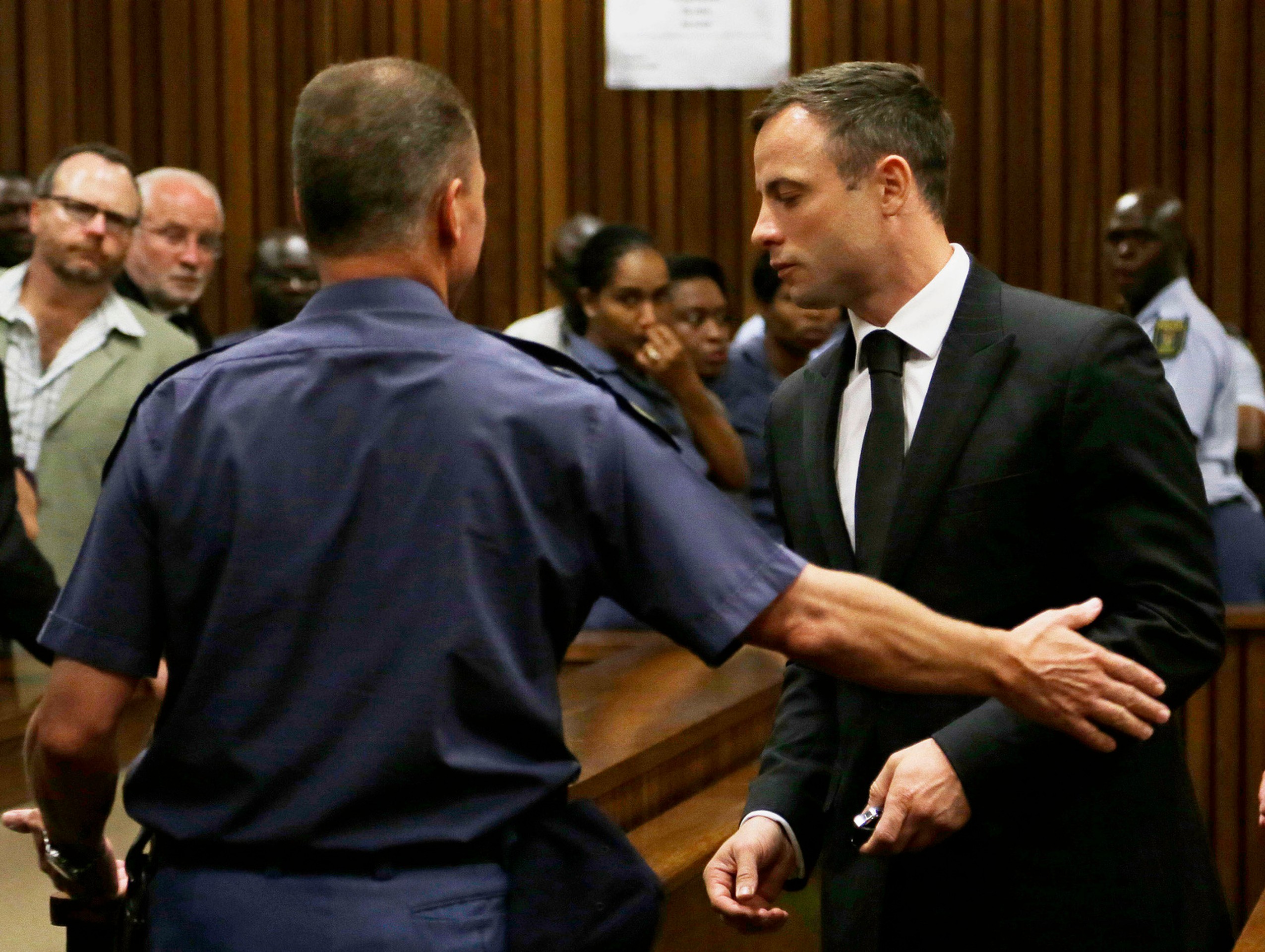 Oscar Pistorius odchádza so súdnej siene po vypočutí rozsudku.