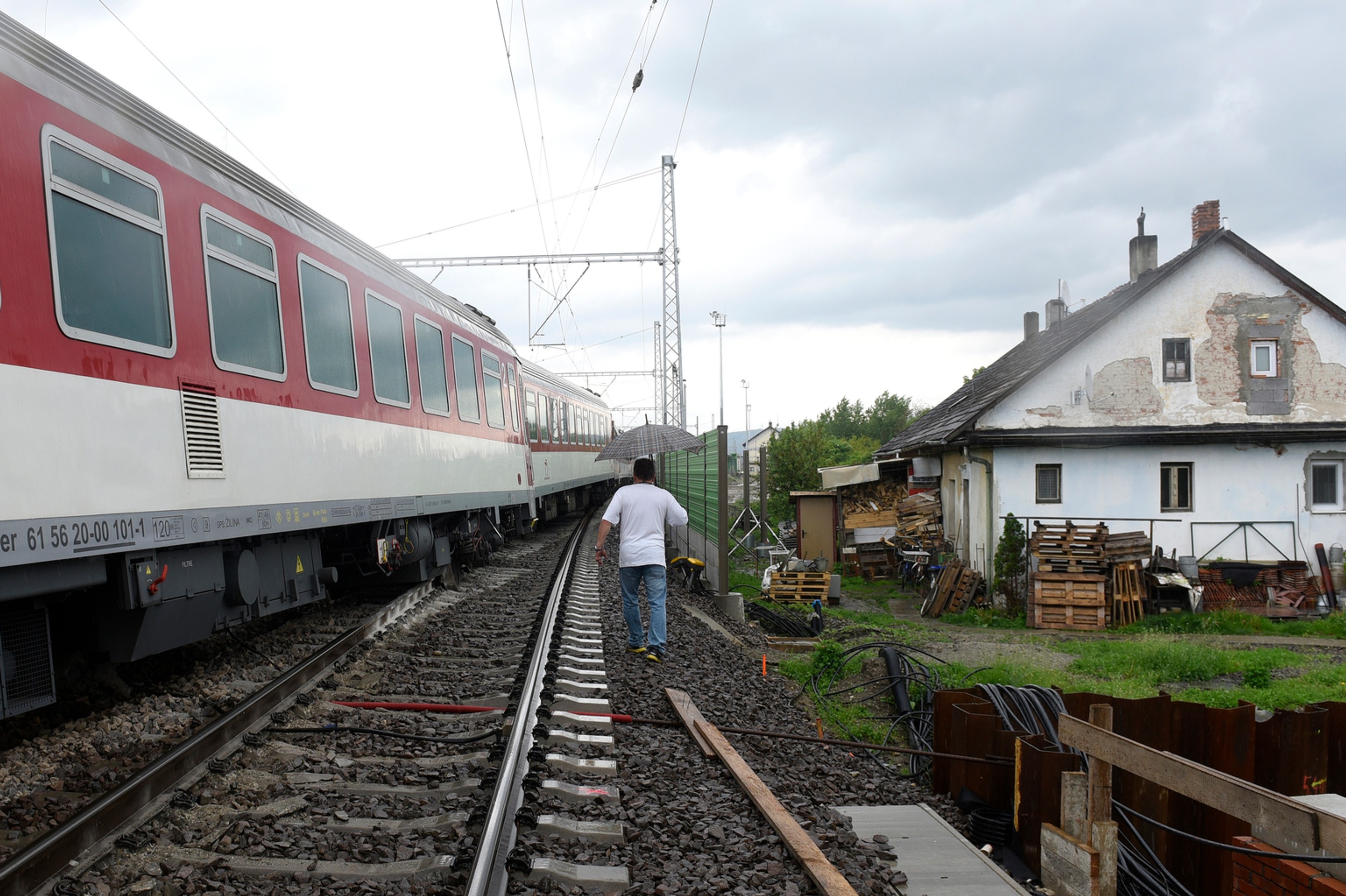 Pri Trenčíne sa vykoľajil vlak