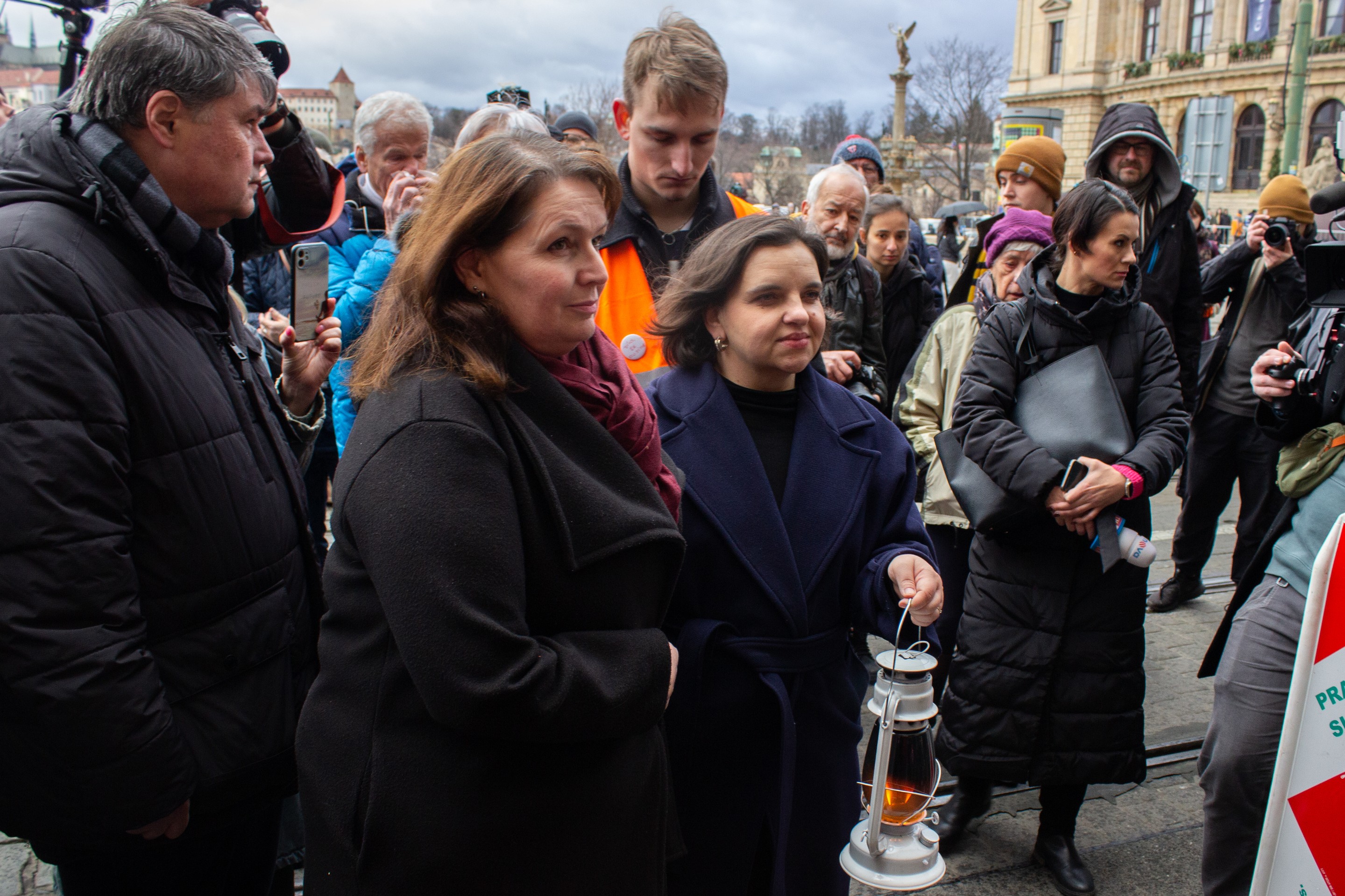 Pietne podujatie na pamiatku obetí tragickej streľby v Prahe.
