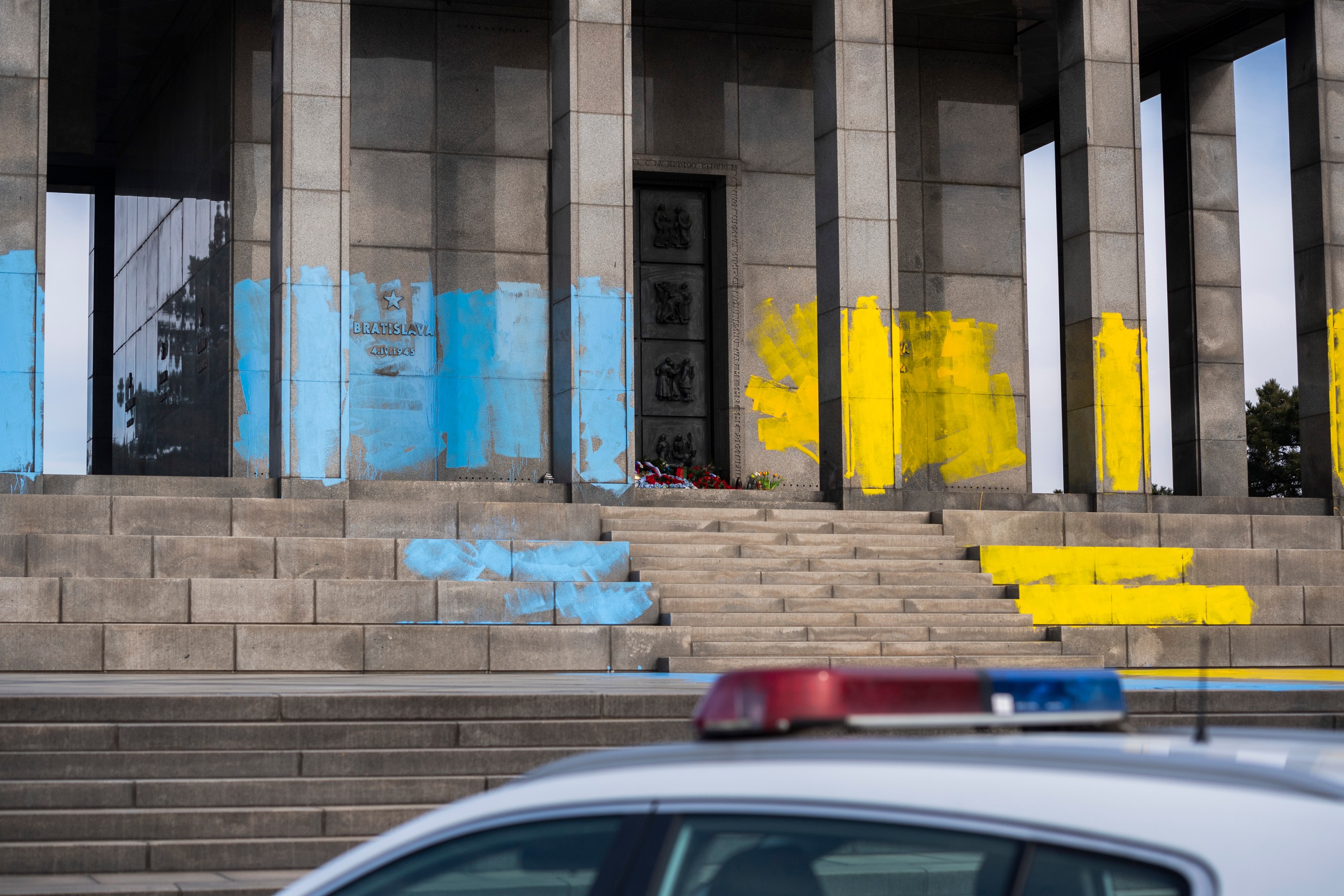 Neznám páchateľ poškodil pamätník Slavín v Bratislave.