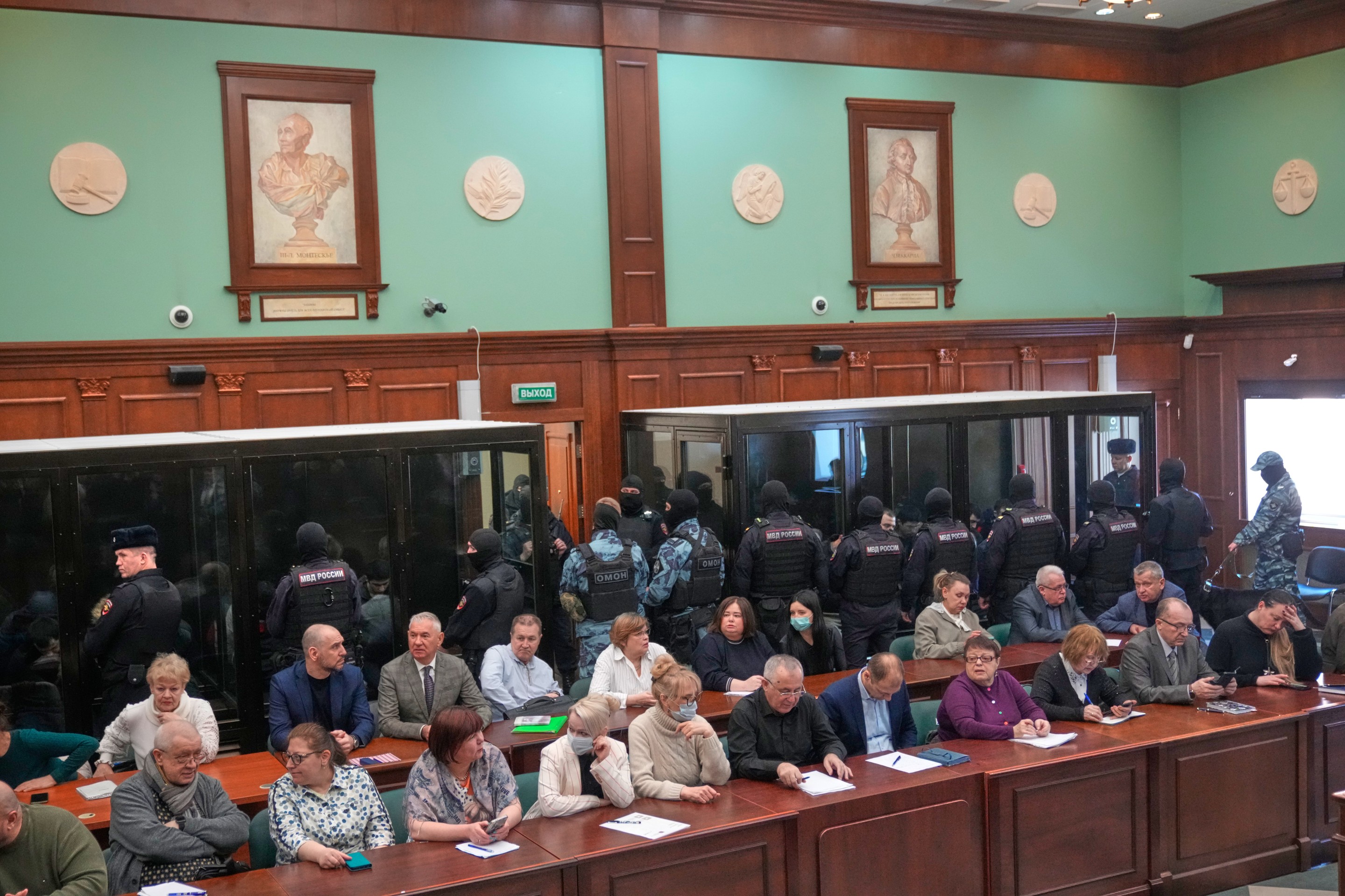 Muži obžalovaní z účasti na teroristickom útoku v Crocus City Hall v marci 2024 počúvajú verdikt v sklenenej klietke na Moskovskom mestskom súde.