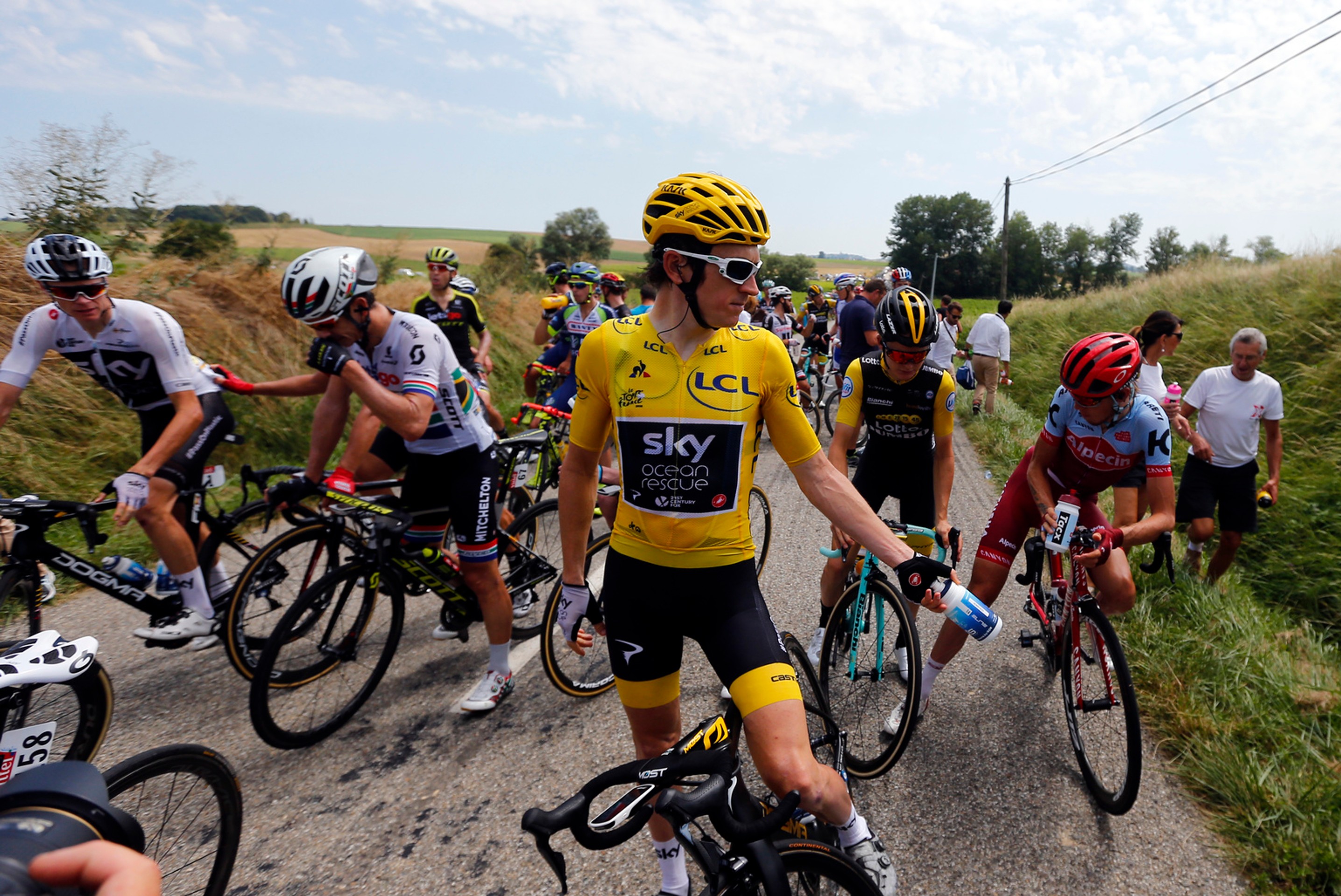 Líder celkového poradia Geraint Thomas počas prerušenia v 16. etape TdF.