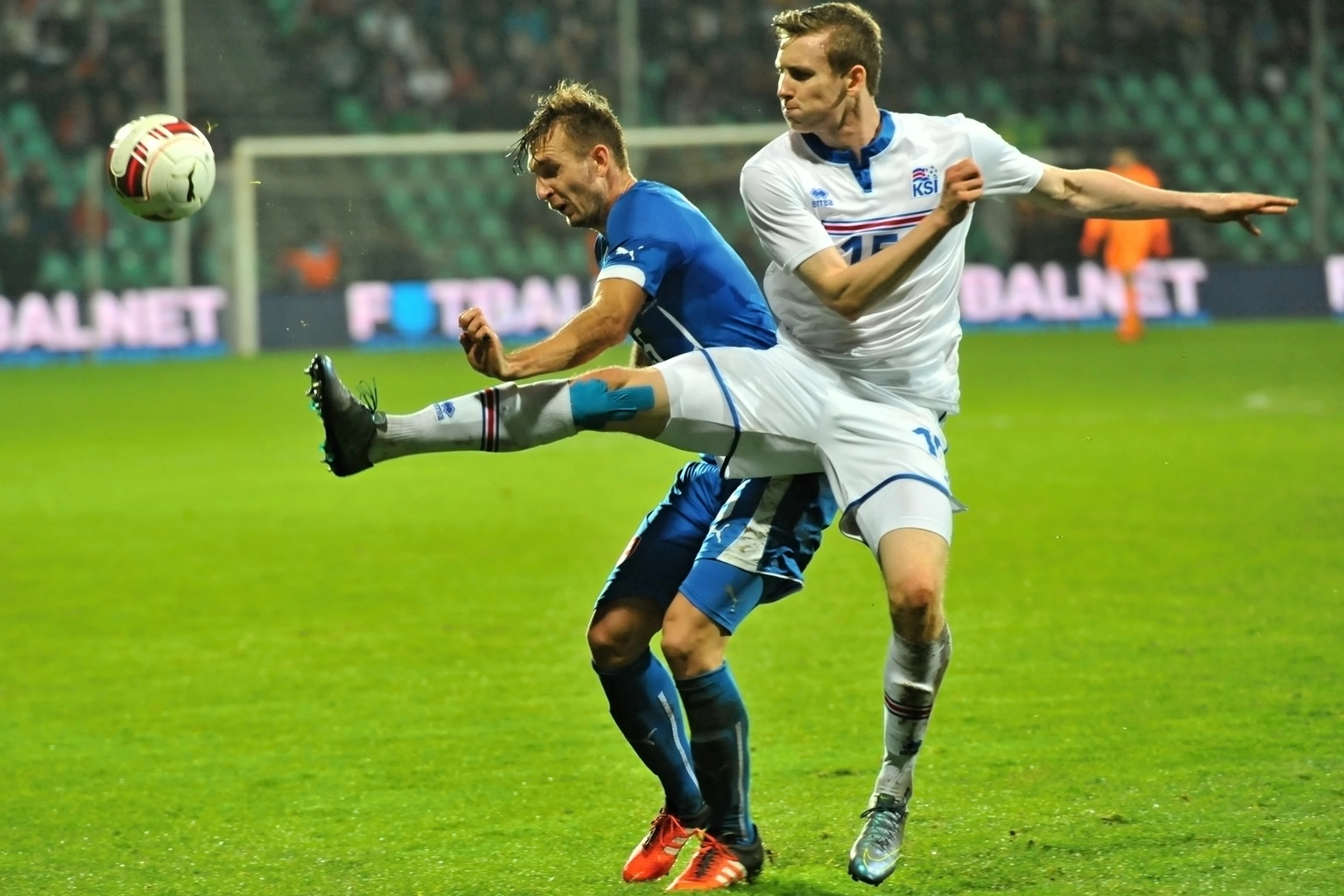 Na snímke vľavo Norbert Gyömbér (Slovensko) a vpravo Jón Bodvarsson (Island) v prípravnom zápase.