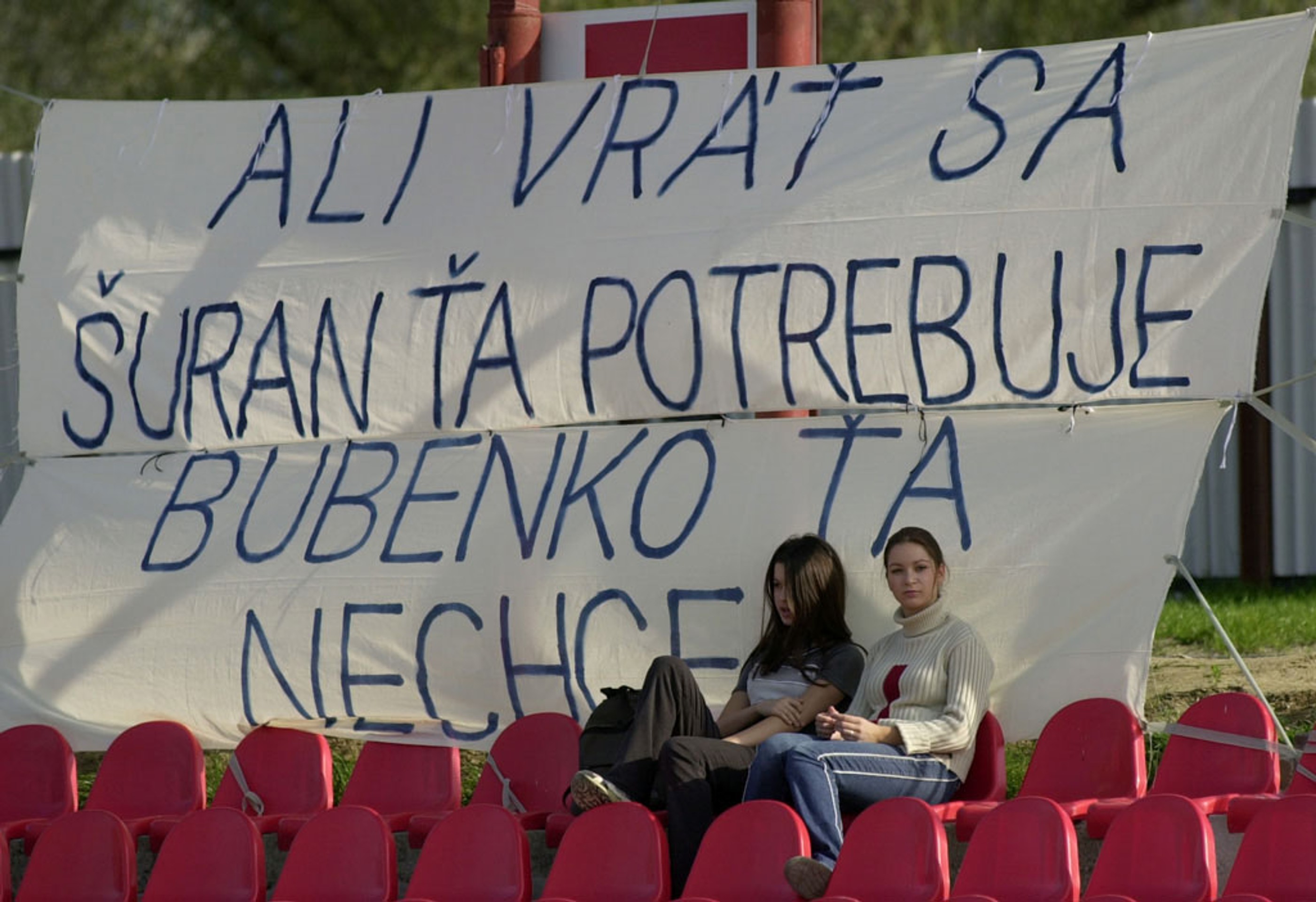 Transparent fanúšikov Púchova smerom k Alimu Lembakoalimu.