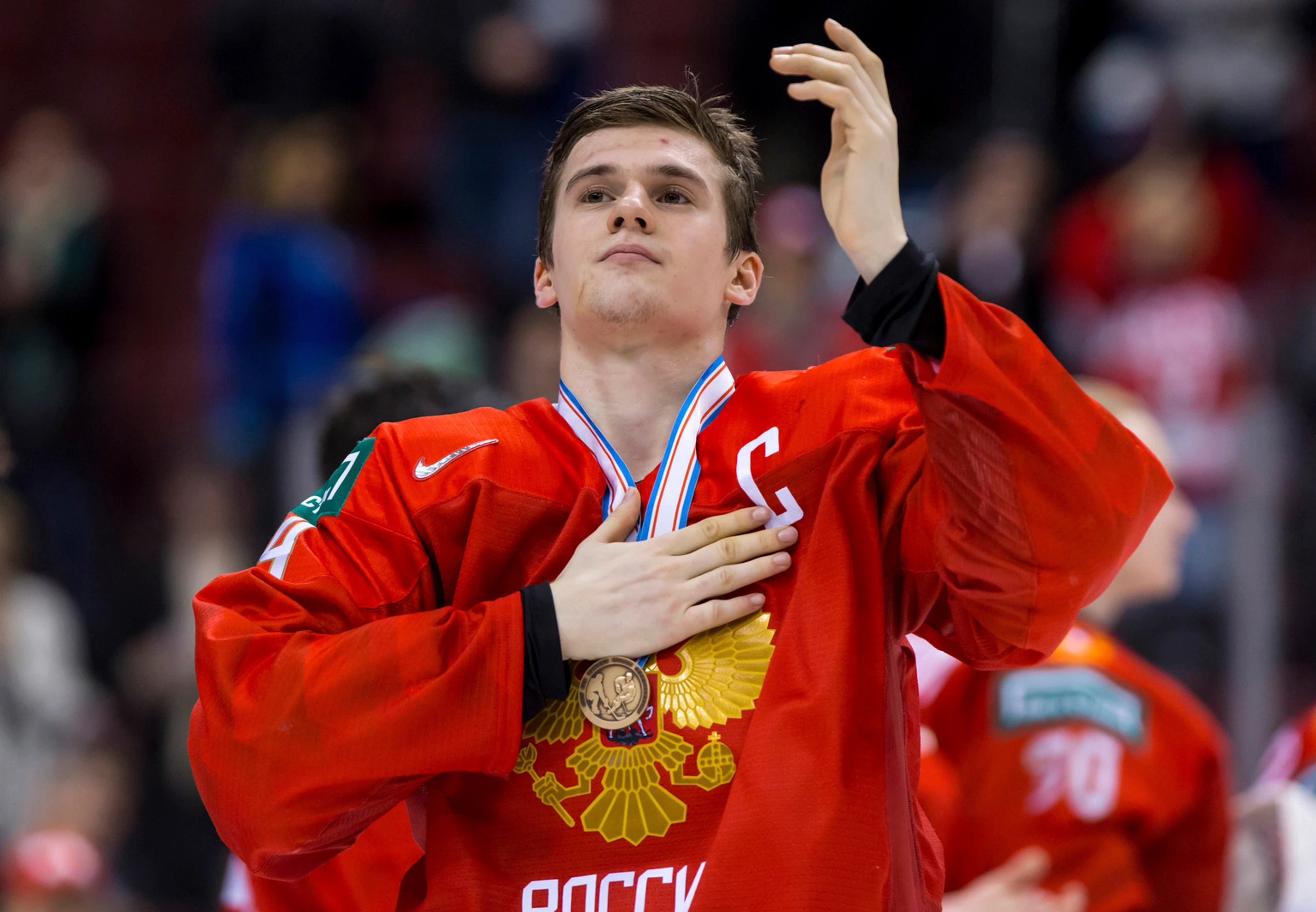 Zľava Rus Vasili Podkolzin a Švajčiar Tim Berni v zápase o bronz na MS do 20 rokov.