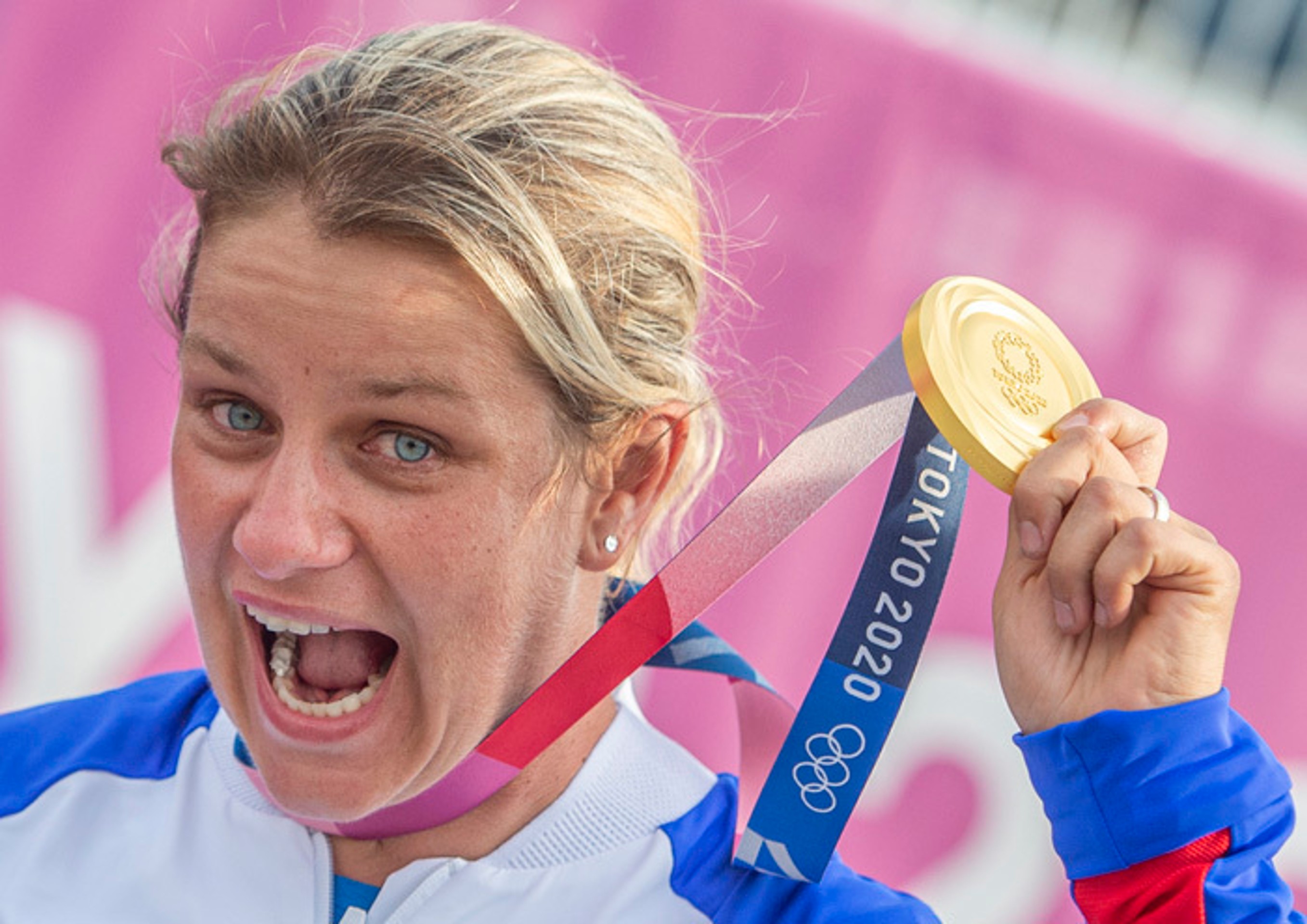 Zuzana Rehák Štefečeková so zlatou olympijskou medailou.