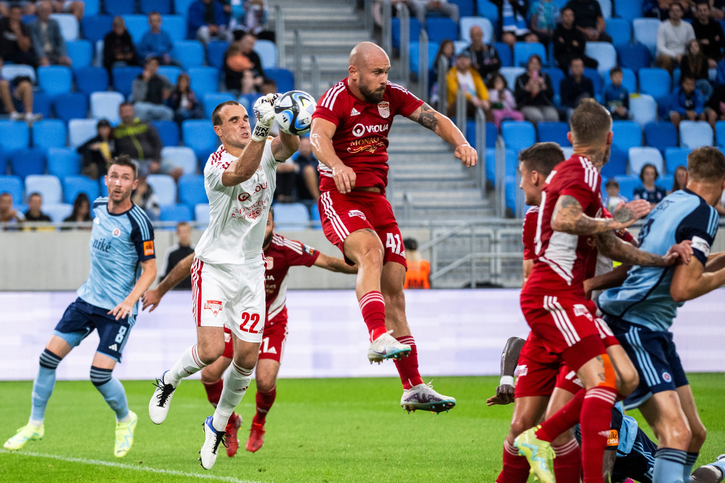 Zľava brankár Matúš Hruška (Banská Bystrica) a Ľubomír Willwéber (Banská Bystrica) počas zápasu 2. kola Niké ligy.