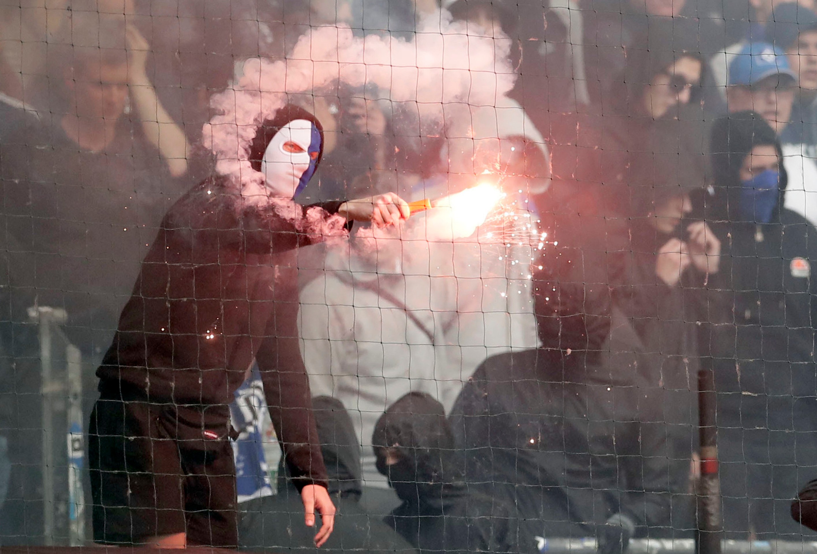 Zápas Hamburgu s Borussiou Mönchengladbach museli prerušiť pre divácke nepokoje.