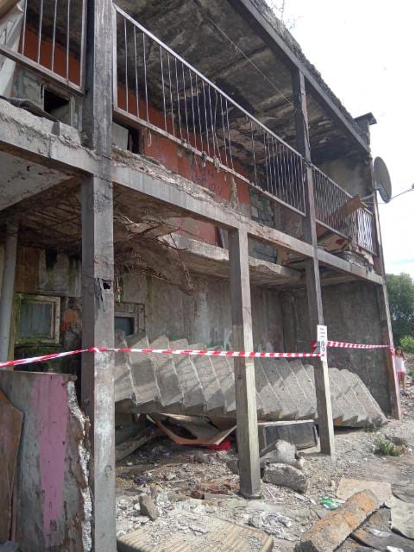V bytovom dome v Michalovciach sa zrútilo schodisko