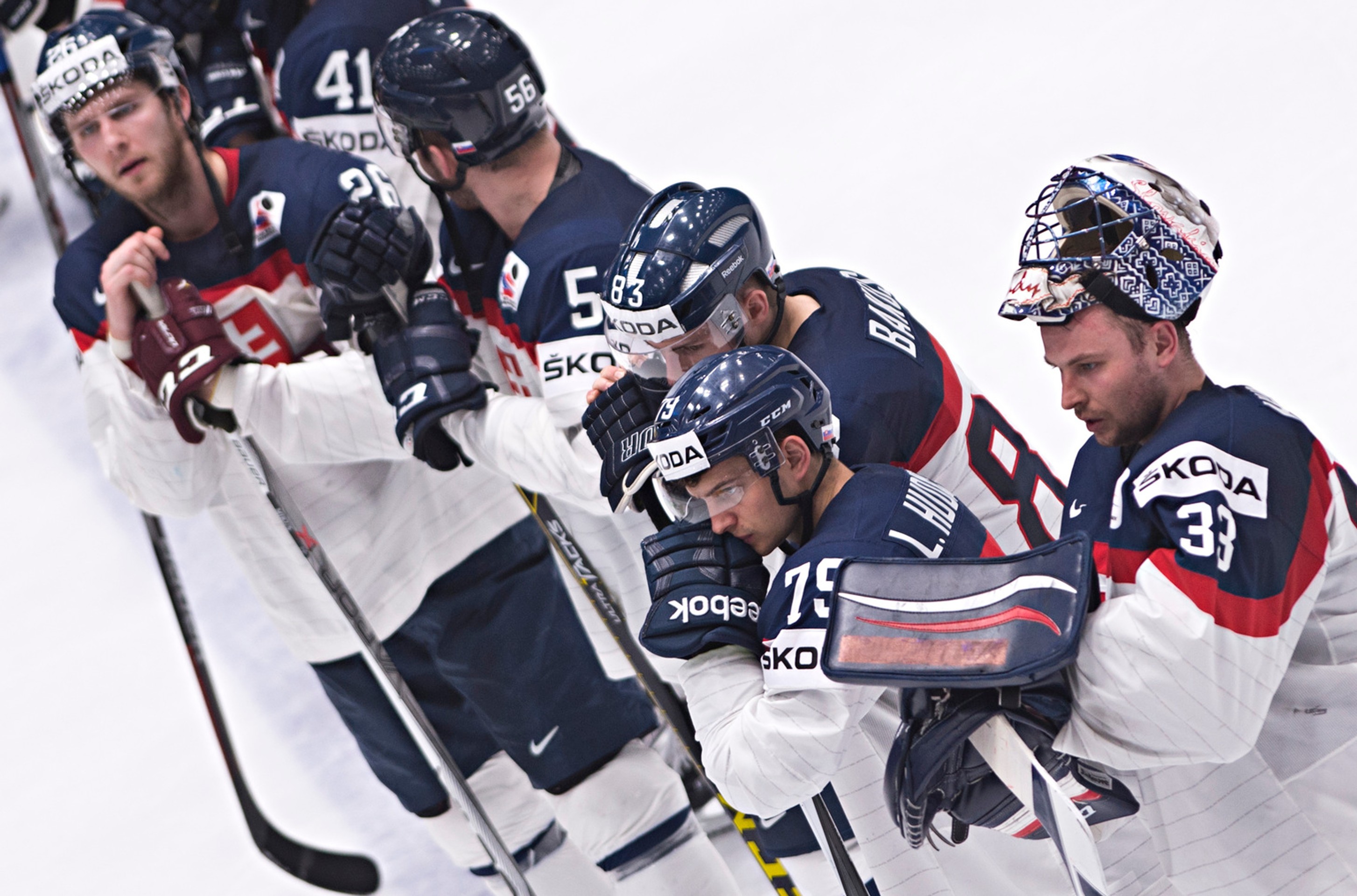 Smutní slovenskí hokejisti po prehre 0:5 v zápase s Fínskom.