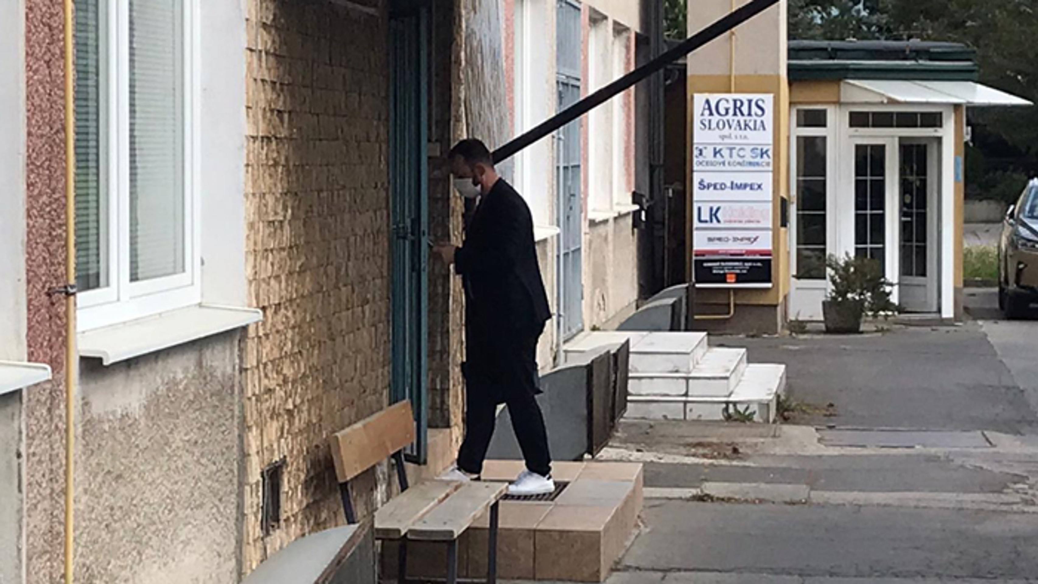 Angličan si každý deň koronavírusu na telo tetuje nový obrázok. Dochádzajú mu voľné miesta