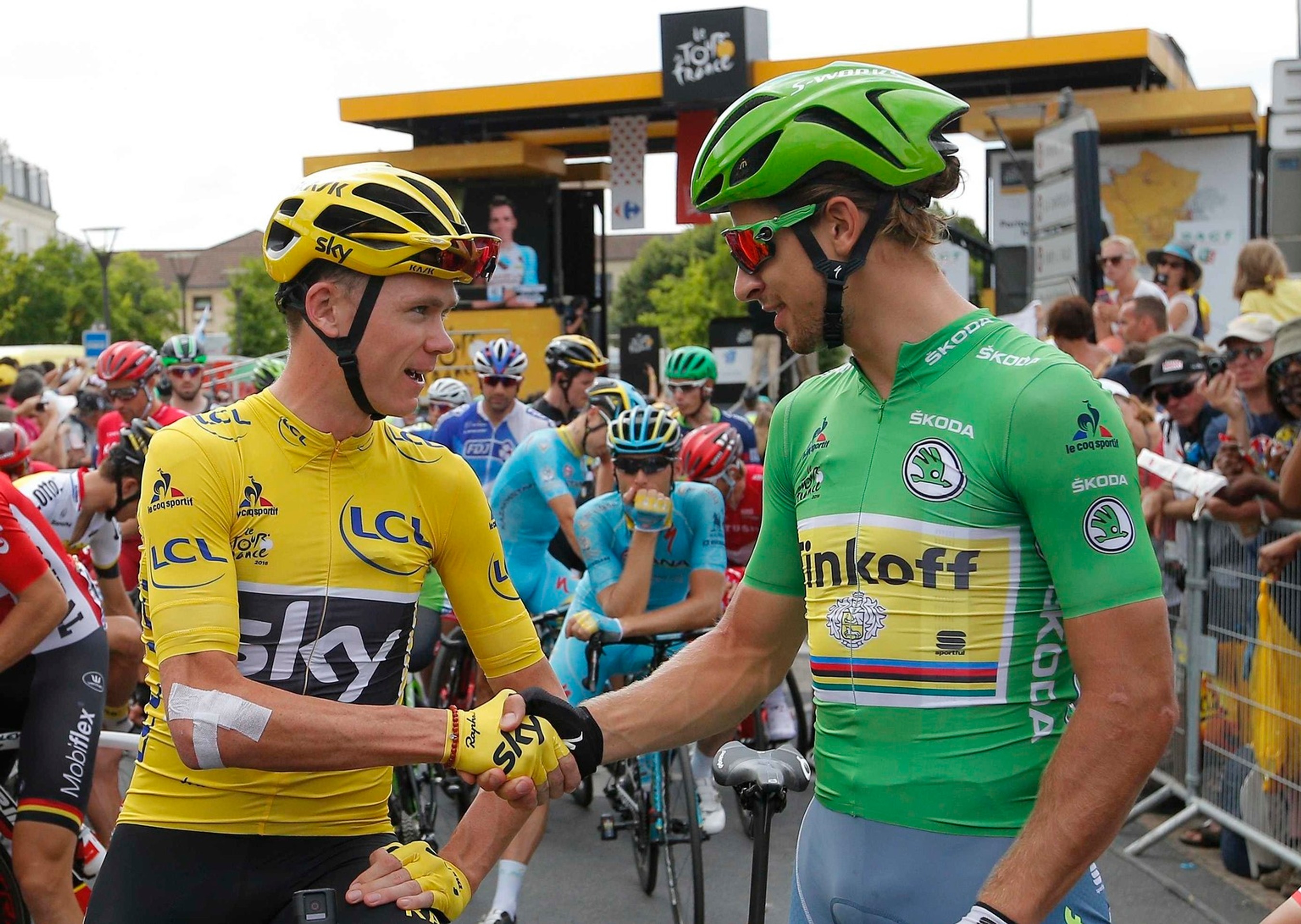 Chris Froome a Peter Sagan. Dvaja najlepší pretekári Tour de France 2016 si podávajú pred záverečnou etapou ruky.