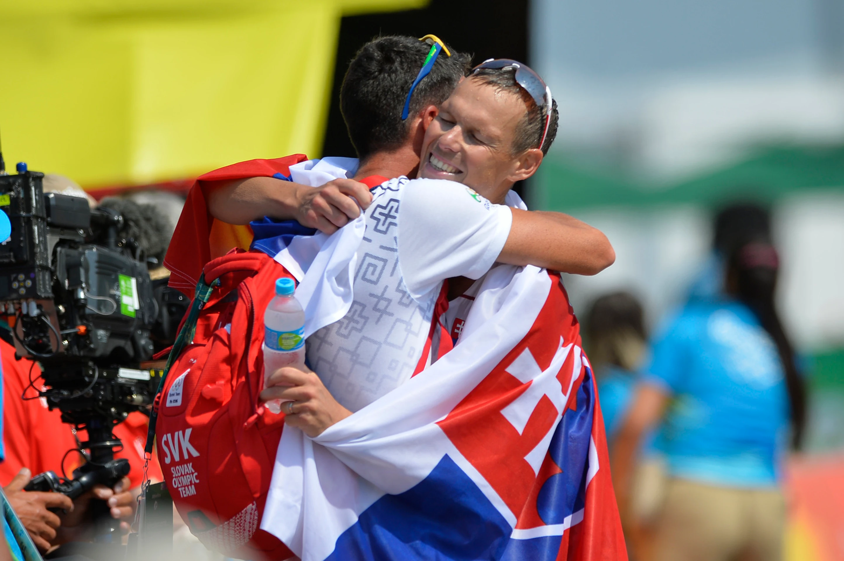 Na snímke slovenský atlét Matej Tóth oslavuje víťazstvo a zisk zlatej olympijskej medaily