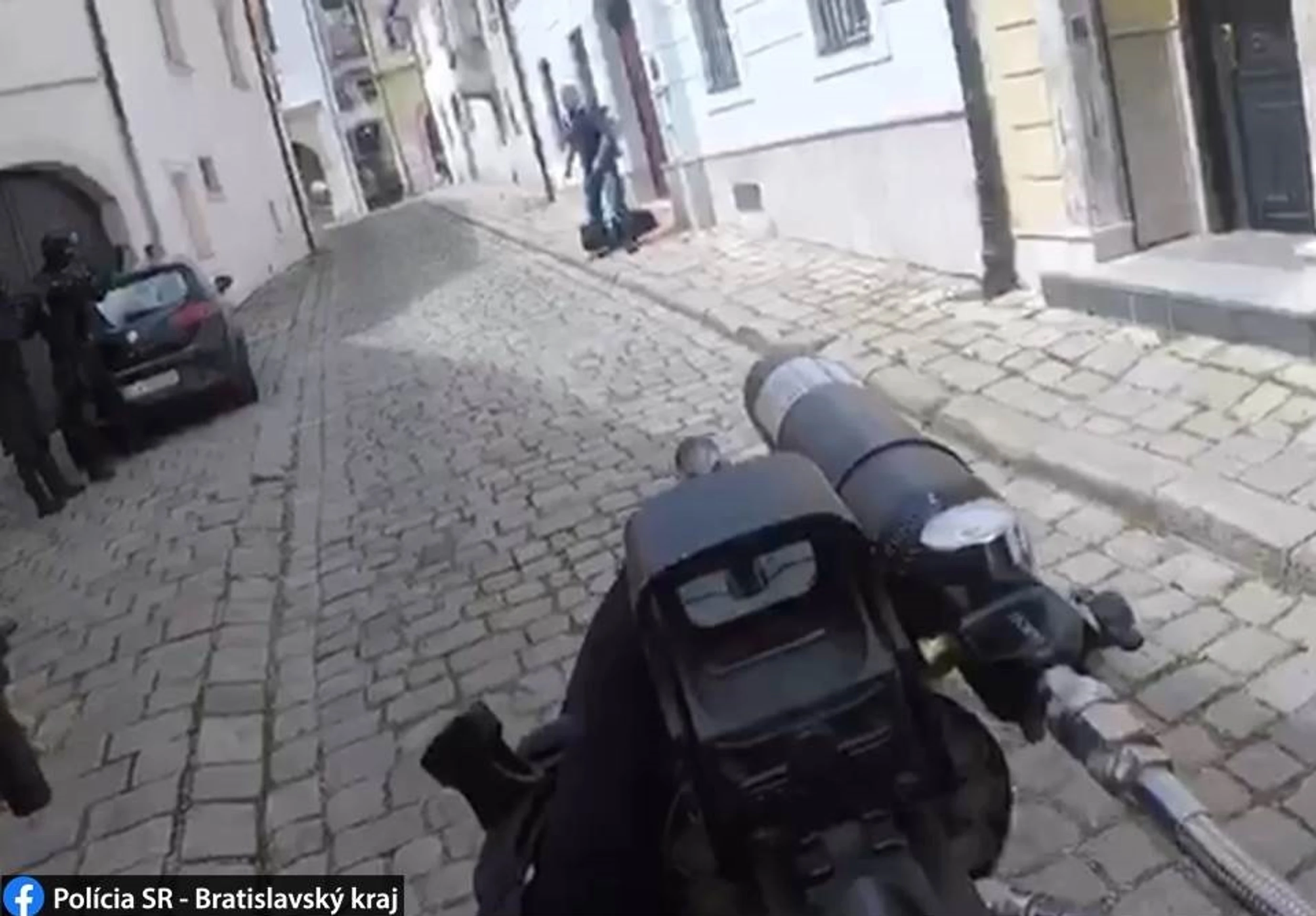 Zásah proti mužovi s nožom - záber z policajnej kamery.