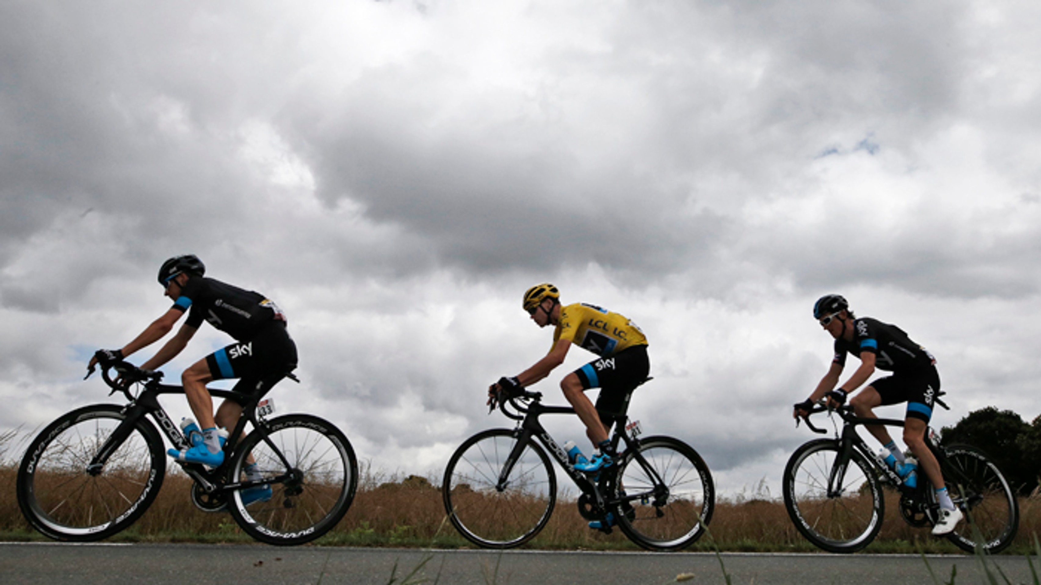 Jazdci tímu SKY na 8. etape - Leopold König, Christopher Froome (v žltom) a  Geraint Thomas.