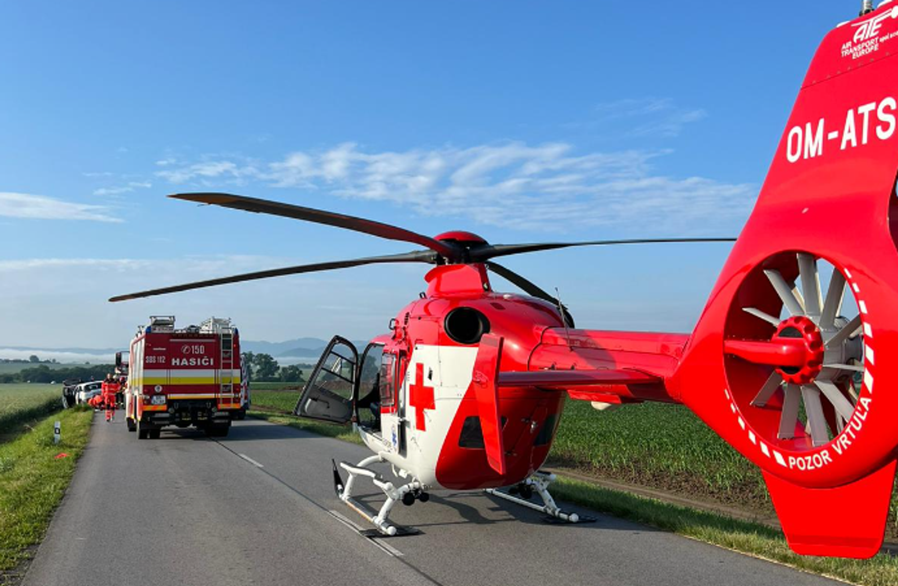 Pri nehode pri Ostraticiach zasahoval vrtuľník.