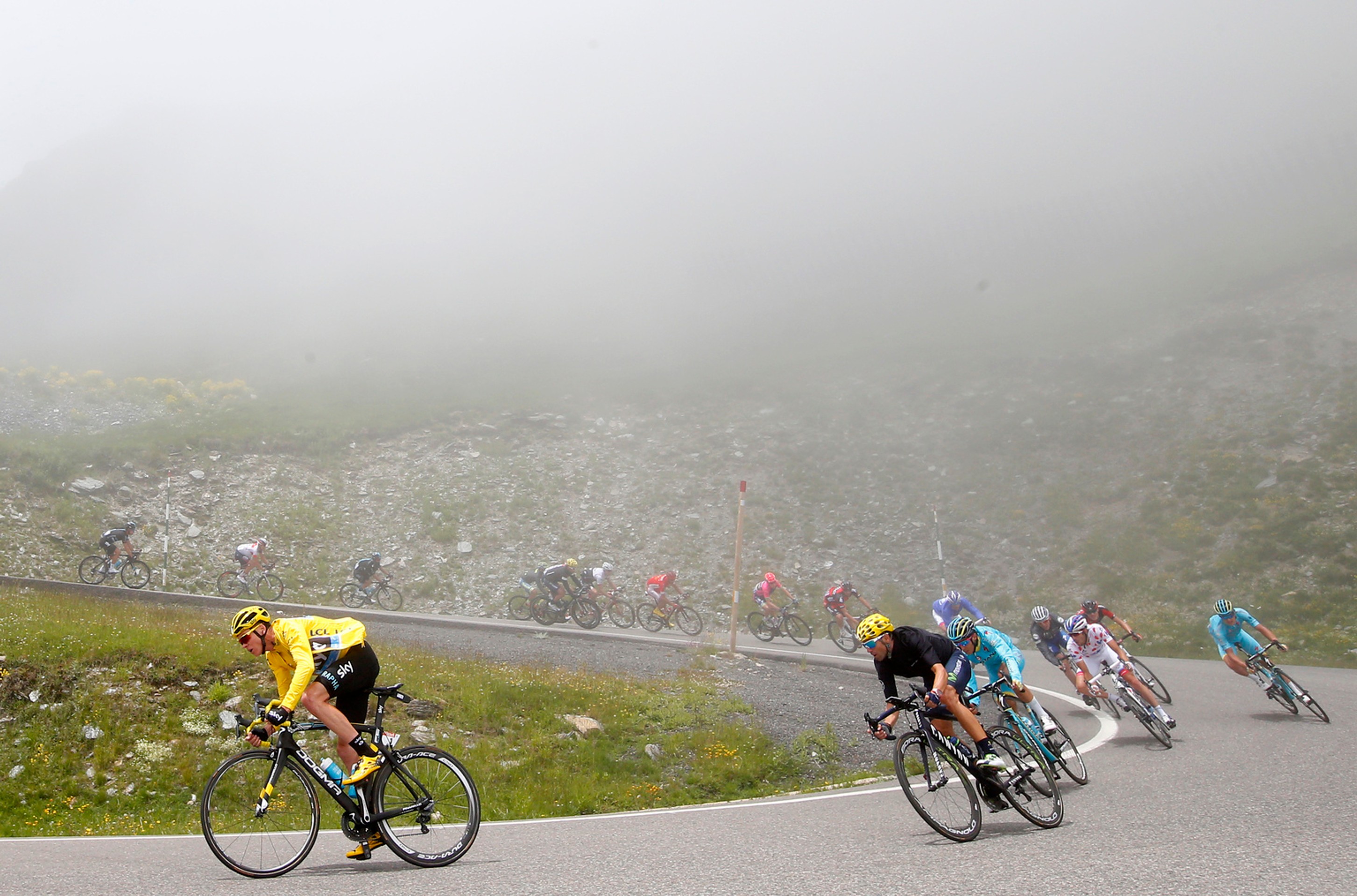 Hneď na úvod etapy čakal cyklistov výstup na najvyšší bod tohtoročnej Tour de France Port d'Envalira.