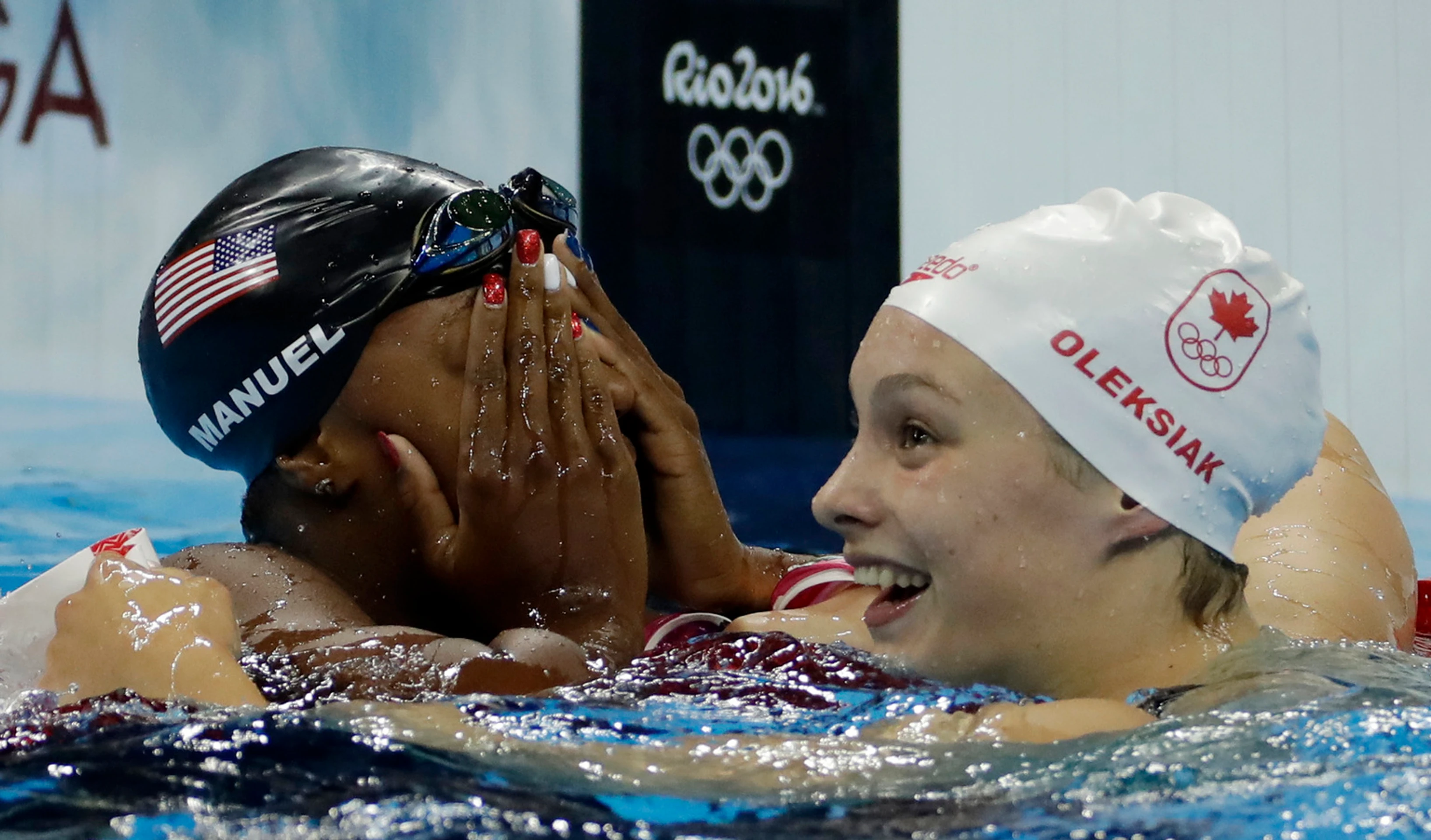 Američanka Simone Manuelová a Kanaďanka Penny Oleksiaková