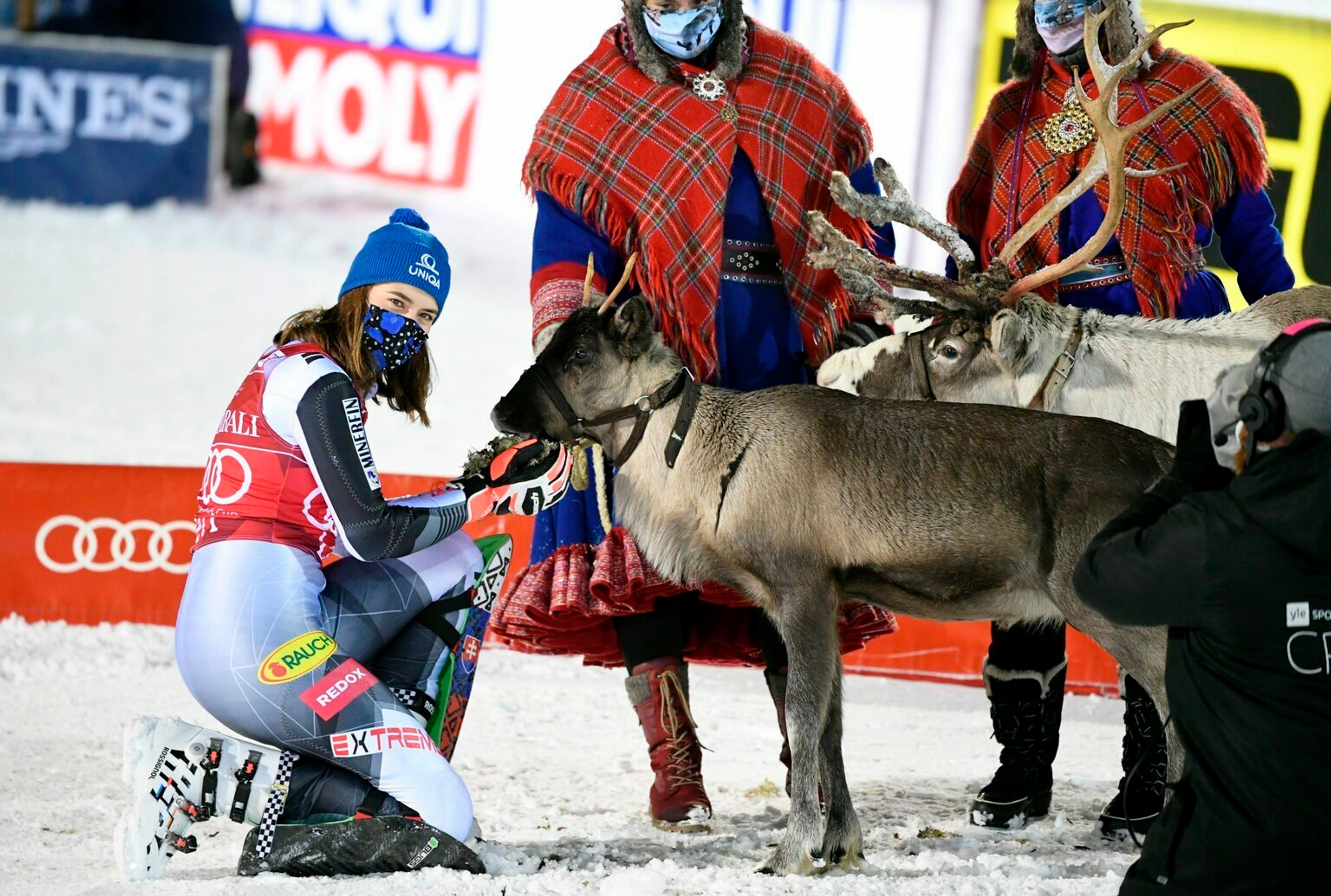 Petra Vlhová pózuje so sobom po triumfe v druhom slalome  sezóny Svetového pohára vo fínskom Levi v nedeľu 22. novembra 2020.