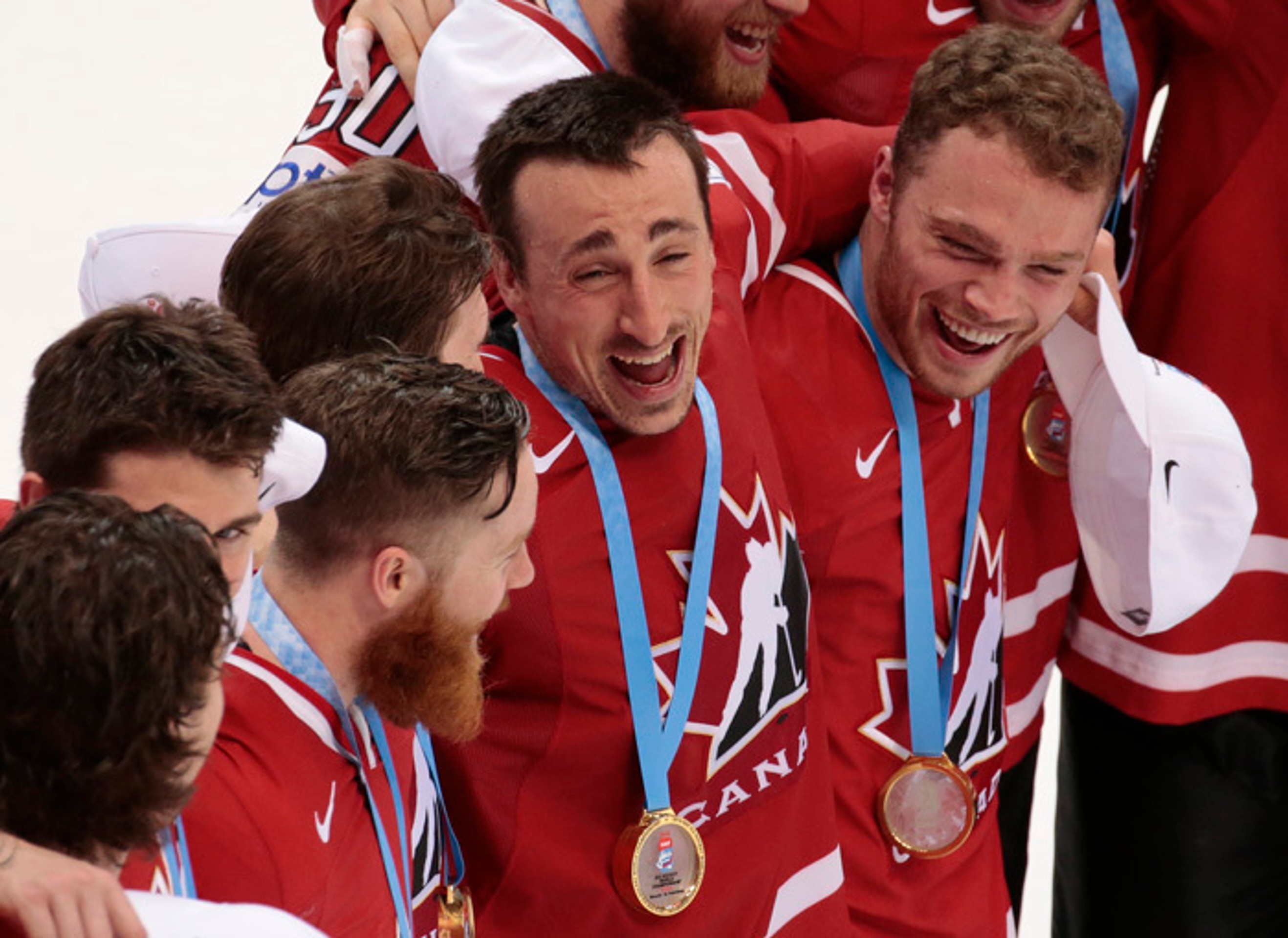 Brad Marchand oslavuje obhaju zlata s kanadským tímom na MS.