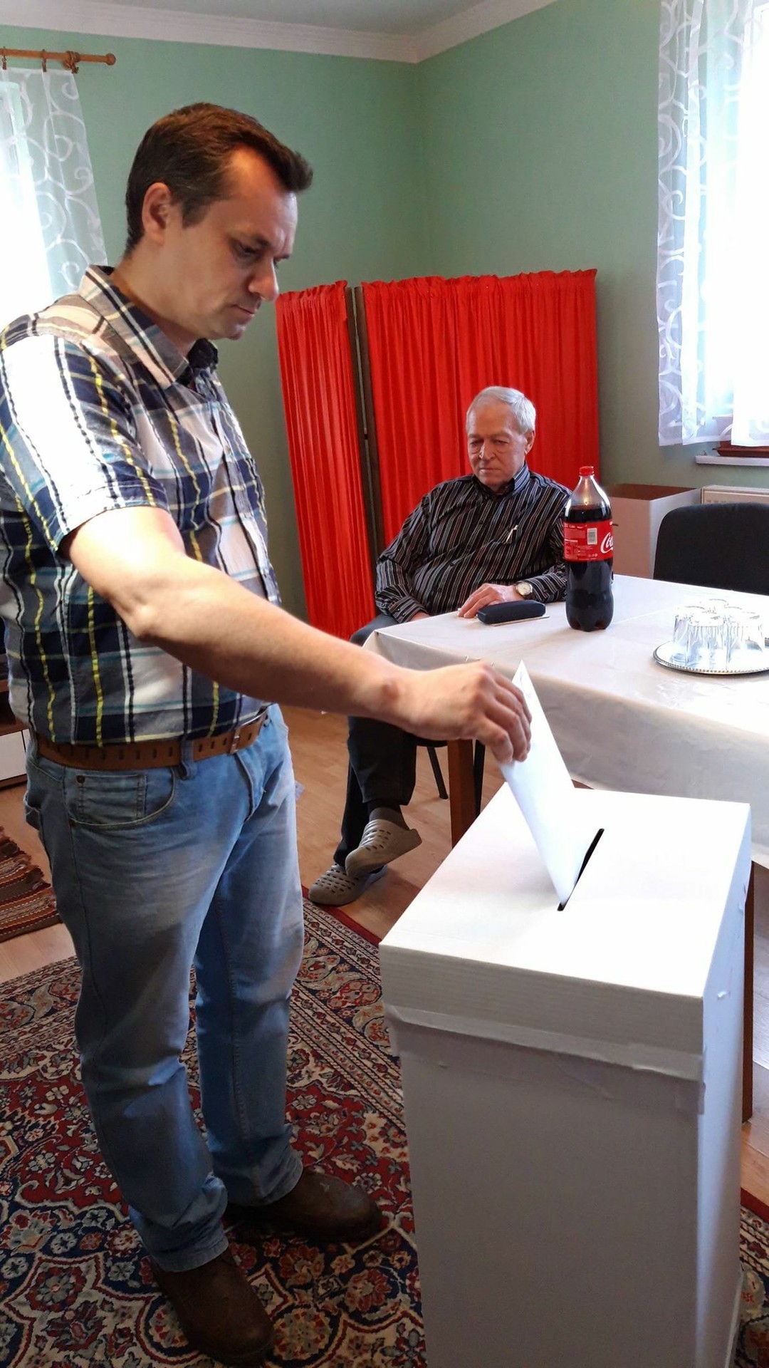 Voľby v obcí Príkra v starostovej obývačke.