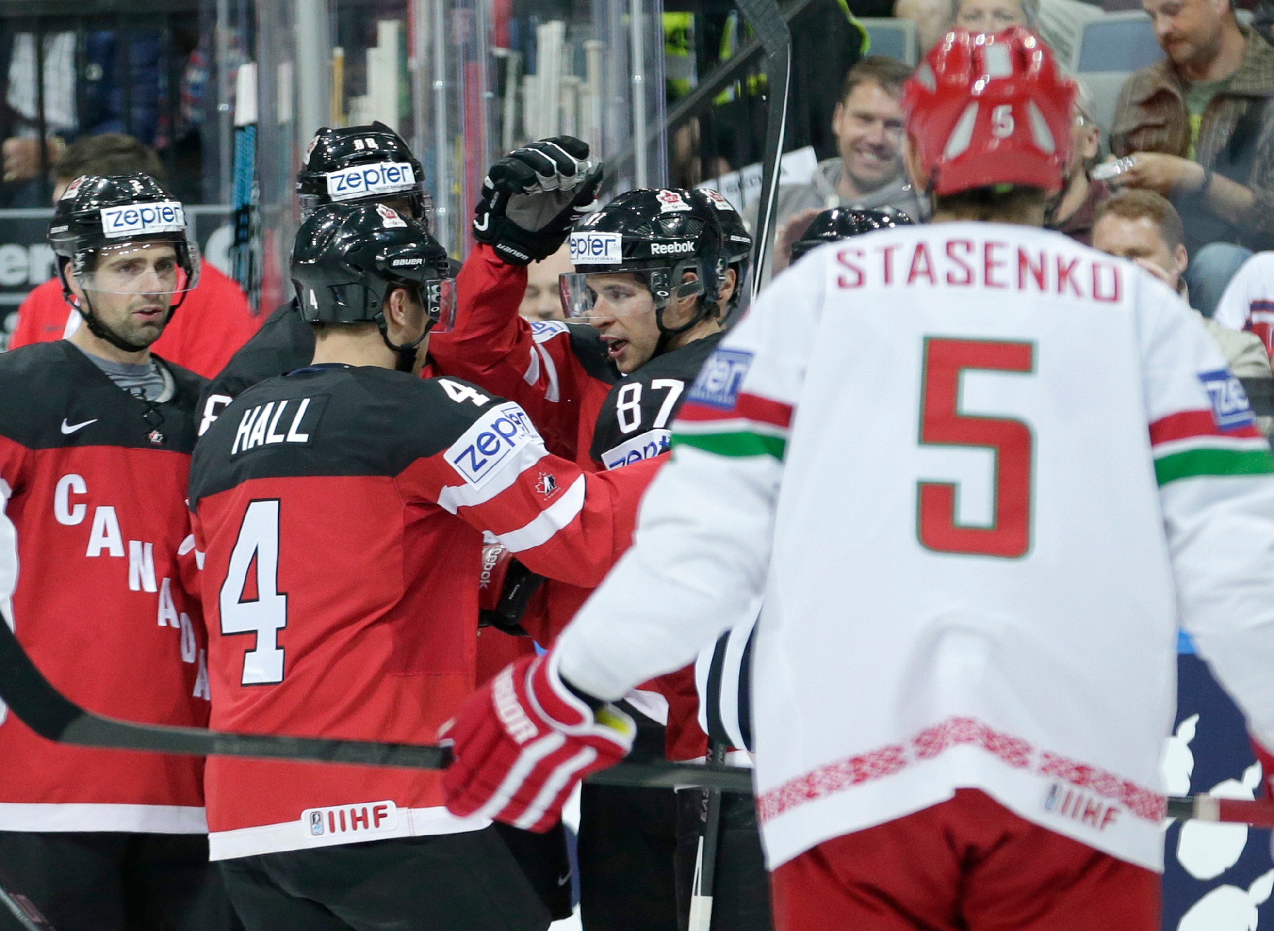  Kanaďan Sidney Crosby ( druhý vpravo) sa raduje so spoluhráčmi z gólu Brenta Burnsa