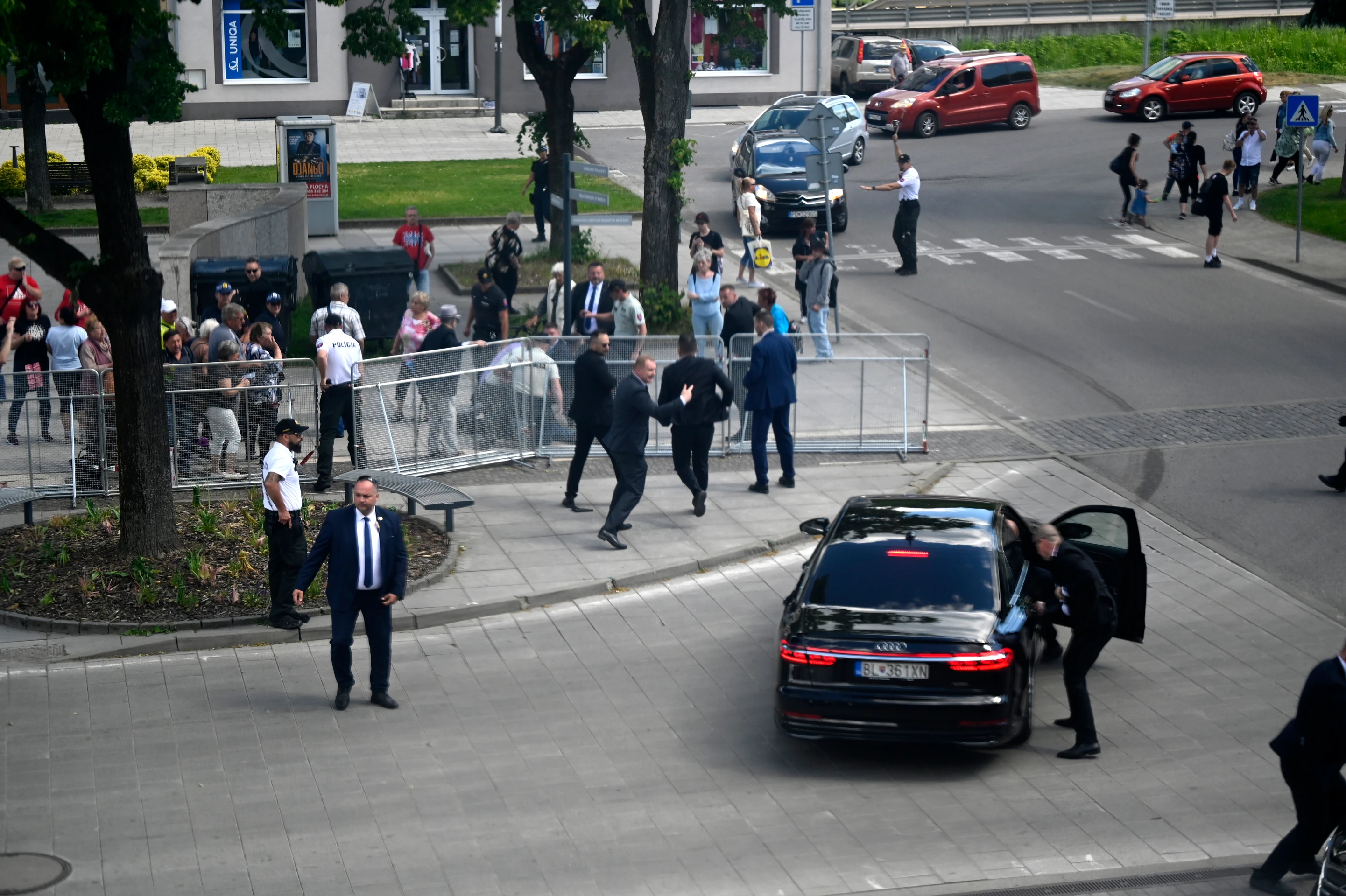 Na snímke vo vládnej limuzíne predseda vlády Robert Fico po streľbe na výjazdovom rokovaní vlády v Handlovej.